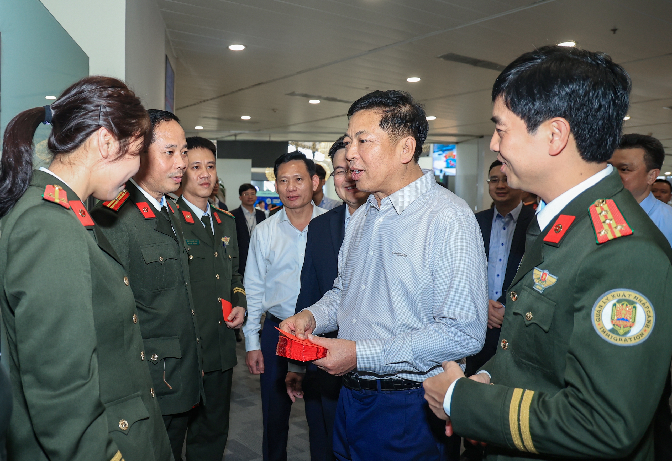 Bộ trưởng Trần Hồng Minh trao l&igrave; x&igrave;, gửi lời ch&uacute;c đầu xu&acirc;n tới h&agrave;nh kh&aacute;ch chiều 29 Tết- Ảnh 8.