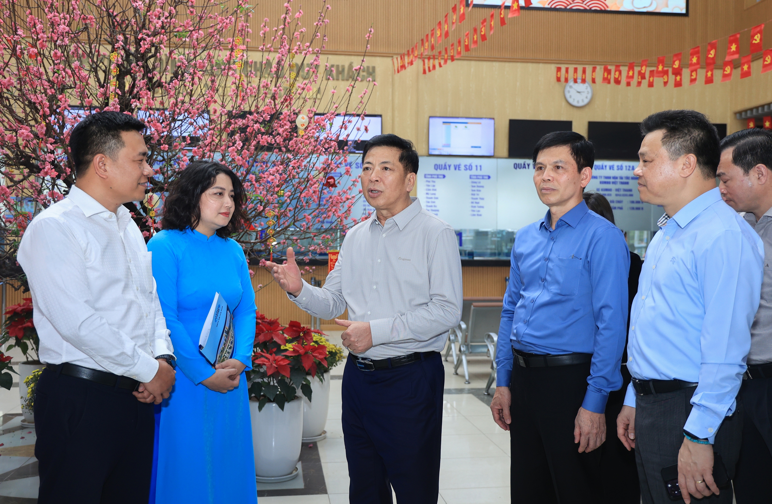 Bộ trưởng Trần Hồng Minh trao l&igrave; x&igrave;, gửi lời ch&uacute;c đầu xu&acirc;n tới h&agrave;nh kh&aacute;ch chiều 29 Tết- Ảnh 9.