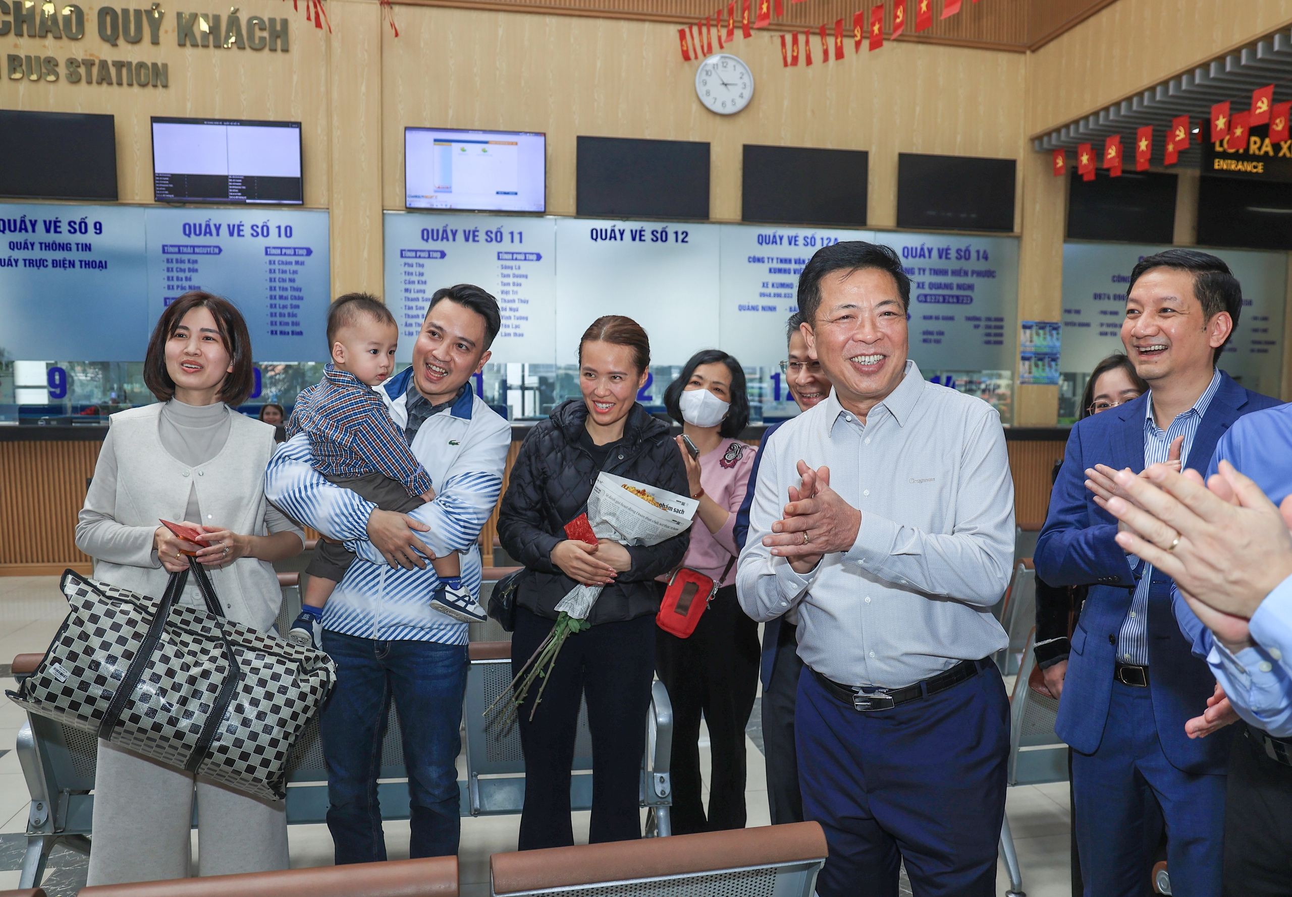 Bộ trưởng Trần Hồng Minh trao l&igrave; x&igrave;, gửi lời ch&uacute;c đầu xu&acirc;n tới h&agrave;nh kh&aacute;ch chiều 29 Tết- Ảnh 11.