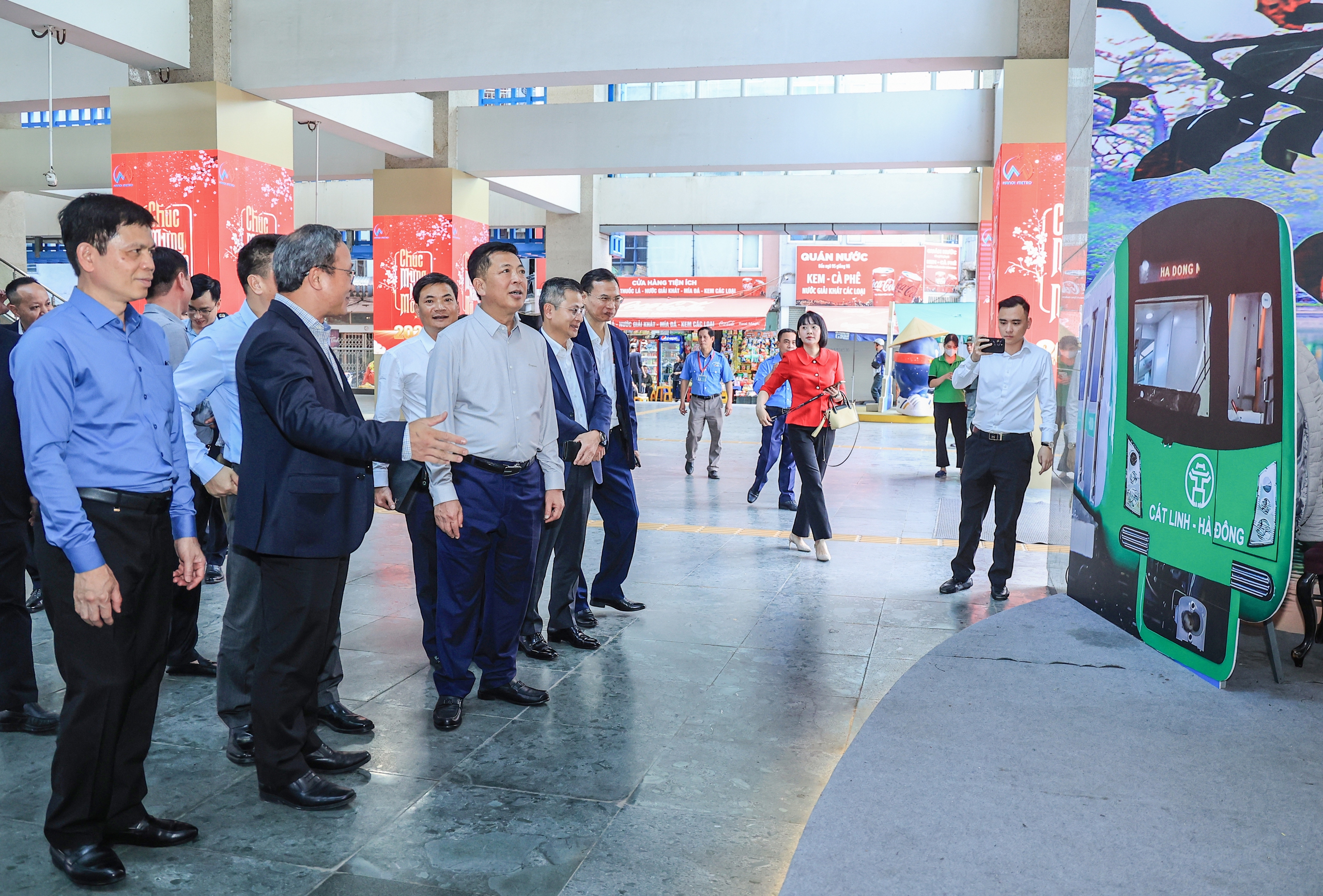 Bộ trưởng Trần Hồng Minh trao l&igrave; x&igrave;, gửi lời ch&uacute;c đầu xu&acirc;n tới h&agrave;nh kh&aacute;ch chiều 29 Tết- Ảnh 12.