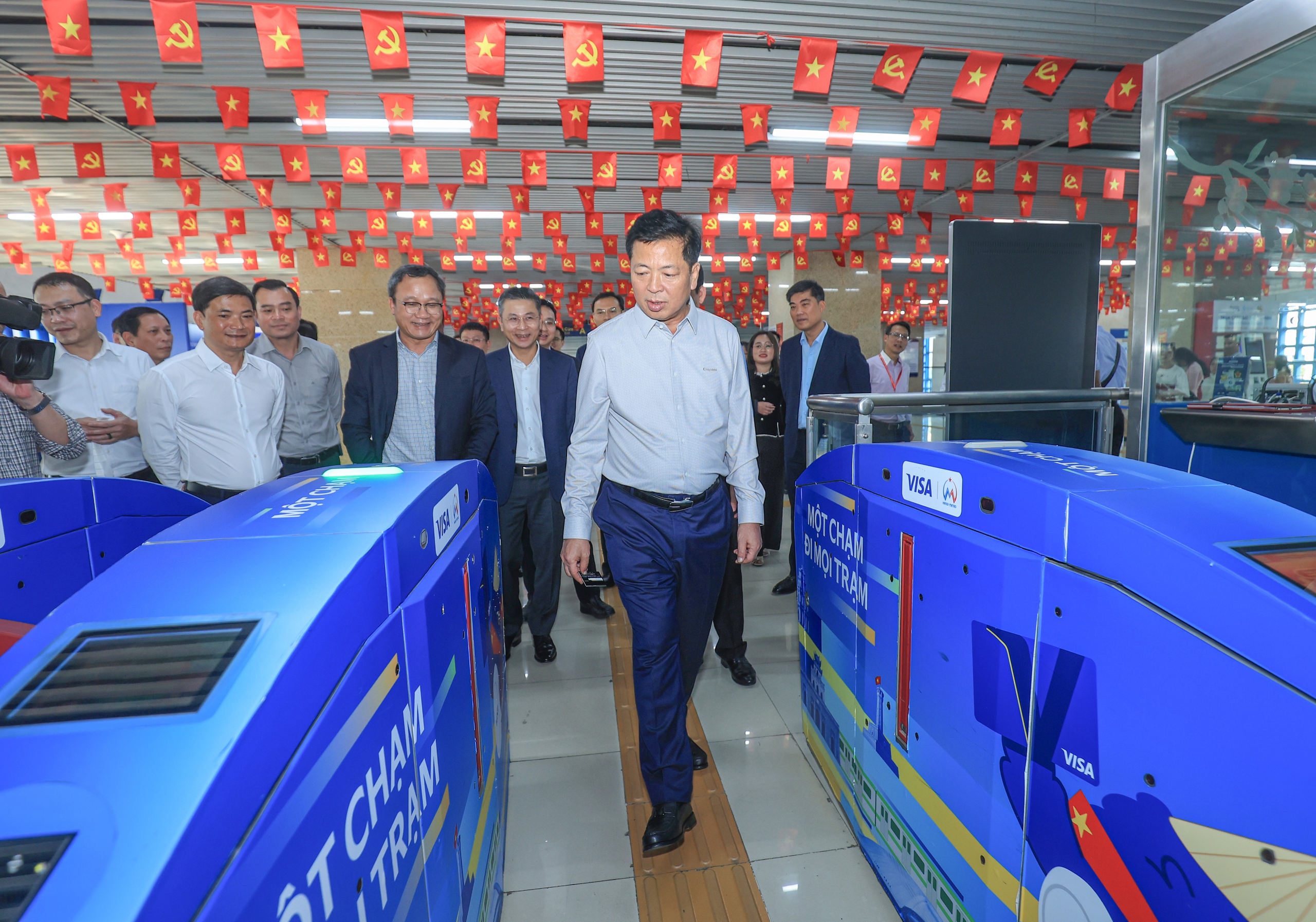 Bộ trưởng Trần Hồng Minh trao l&igrave; x&igrave;, gửi lời ch&uacute;c đầu xu&acirc;n tới h&agrave;nh kh&aacute;ch chiều 29 Tết- Ảnh 13.