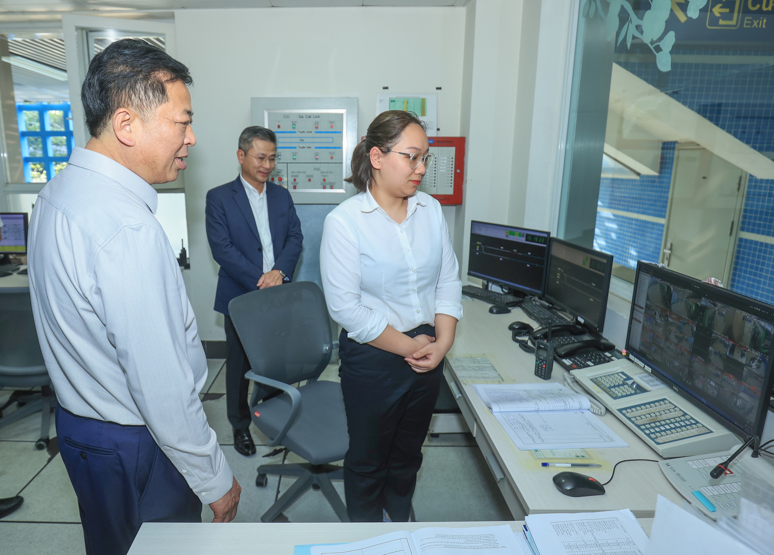 Bộ trưởng Trần Hồng Minh trao l&igrave; x&igrave;, gửi lời ch&uacute;c đầu xu&acirc;n tới h&agrave;nh kh&aacute;ch chiều 29 Tết- Ảnh 14.