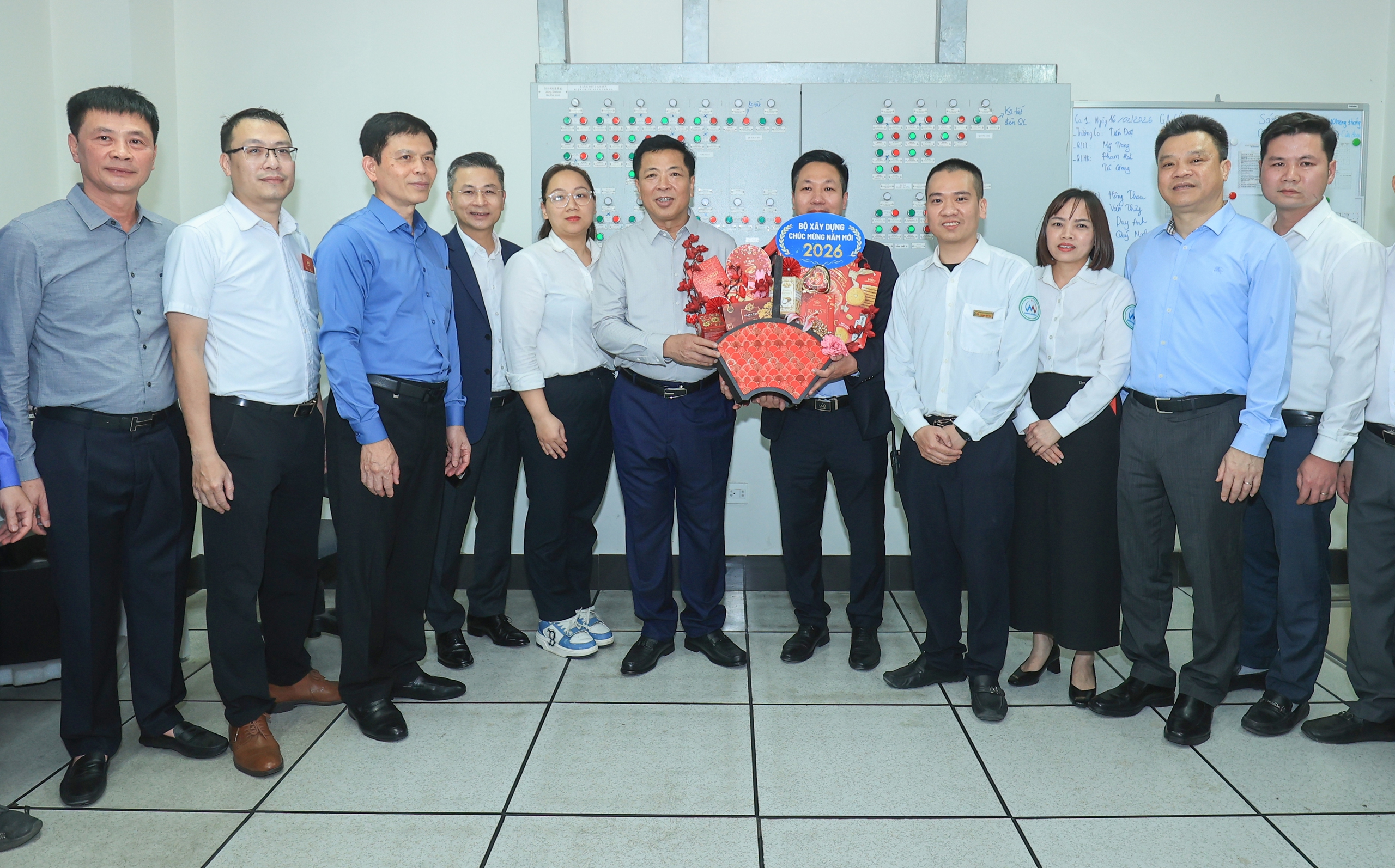 Bộ trưởng Trần Hồng Minh trao l&igrave; x&igrave;, gửi lời ch&uacute;c đầu xu&acirc;n tới h&agrave;nh kh&aacute;ch chiều 29 Tết- Ảnh 15.