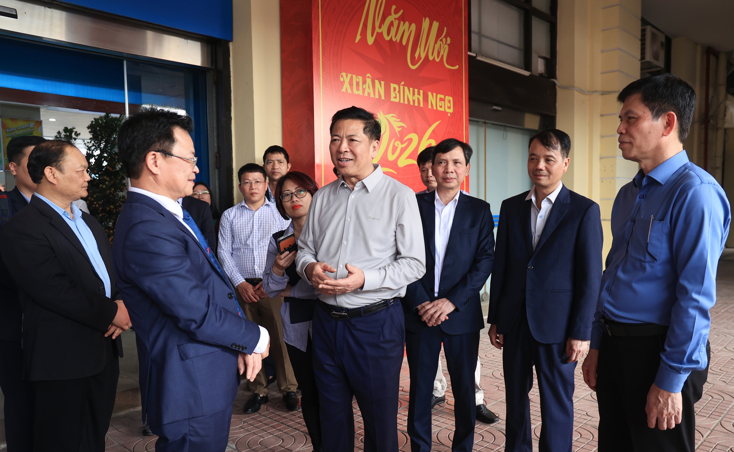 Bộ trưởng Trần Hồng Minh trao l&igrave; x&igrave;, gửi lời ch&uacute;c đầu xu&acirc;n tới h&agrave;nh kh&aacute;ch chiều 29 Tết- Ảnh 17.