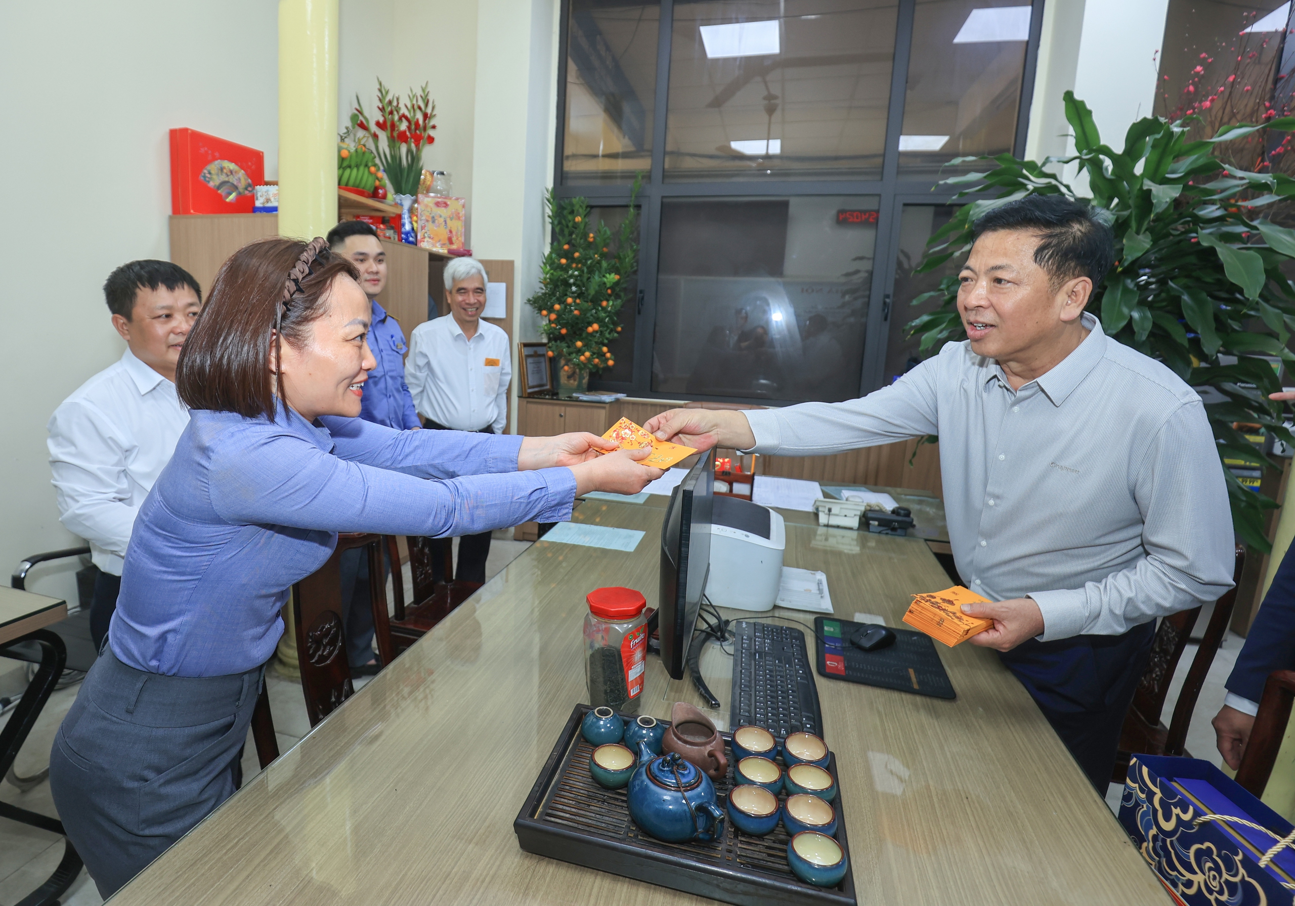 Bộ trưởng Trần Hồng Minh trao l&igrave; x&igrave;, gửi lời ch&uacute;c đầu xu&acirc;n tới h&agrave;nh kh&aacute;ch chiều 29 Tết- Ảnh 19.