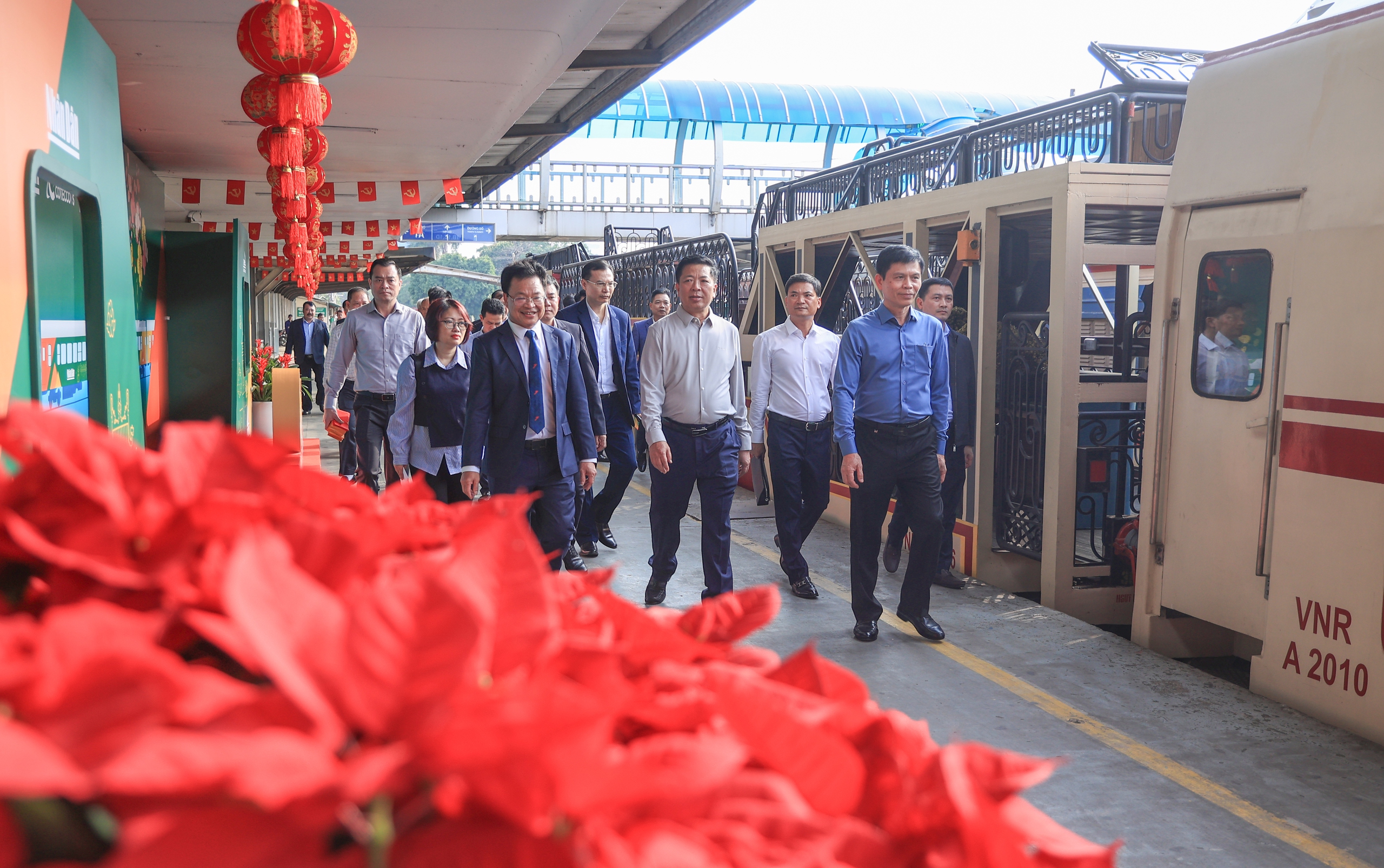 Bộ trưởng Trần Hồng Minh trao l&igrave; x&igrave;, gửi lời ch&uacute;c đầu xu&acirc;n tới h&agrave;nh kh&aacute;ch chiều 29 Tết- Ảnh 16.