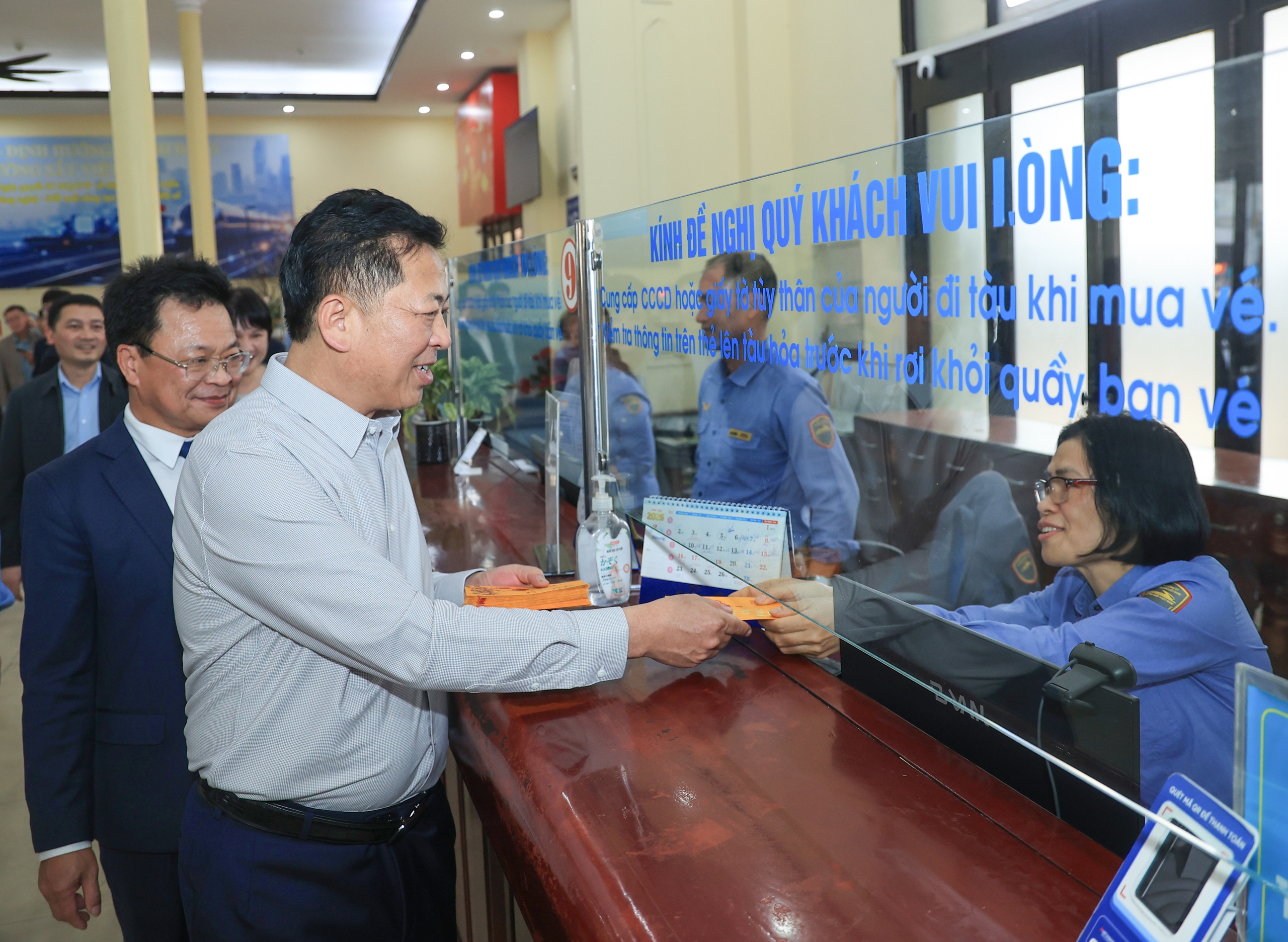 Bộ trưởng Trần Hồng Minh trao l&igrave; x&igrave;, gửi lời ch&uacute;c đầu xu&acirc;n tới h&agrave;nh kh&aacute;ch chiều 29 Tết- Ảnh 18.