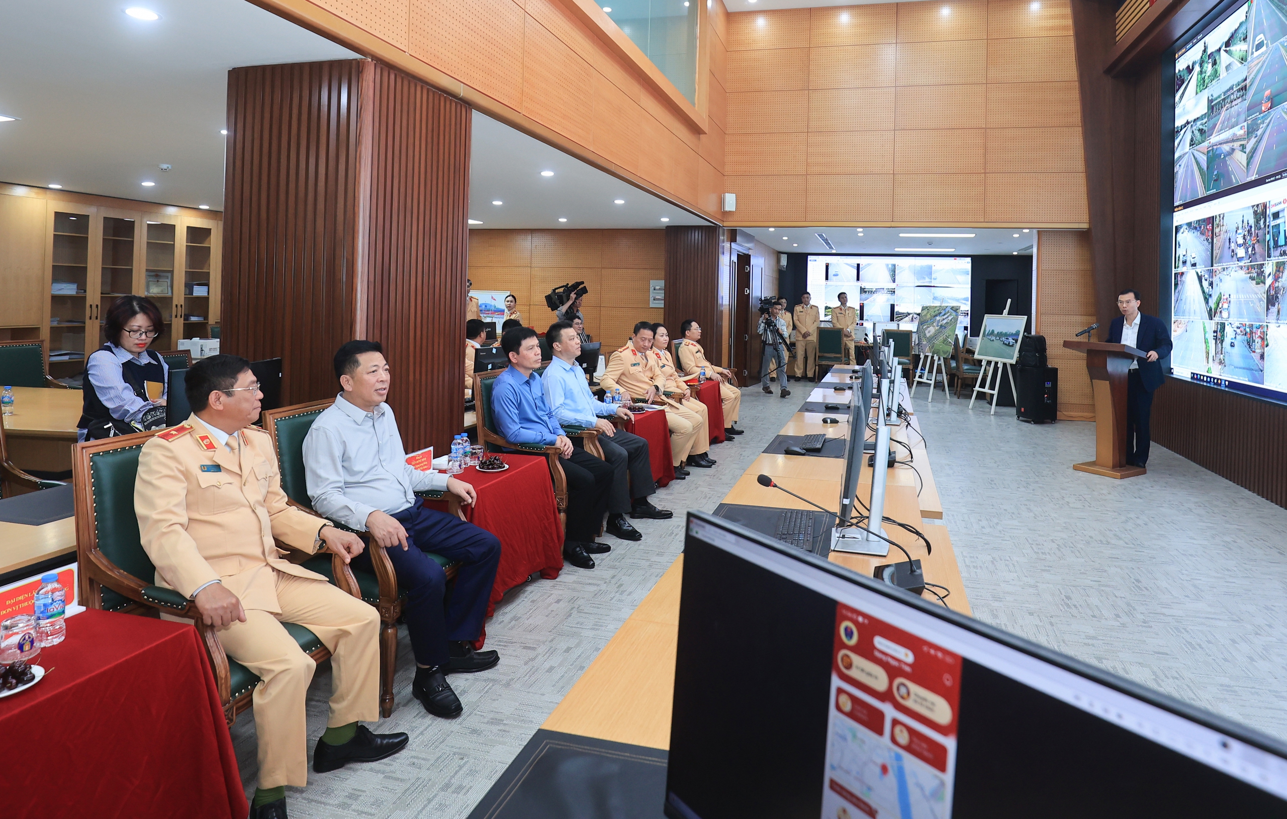 Bộ trưởng Trần Hồng Minh trao l&igrave; x&igrave;, gửi lời ch&uacute;c đầu xu&acirc;n tới h&agrave;nh kh&aacute;ch chiều 29 Tết- Ảnh 20.