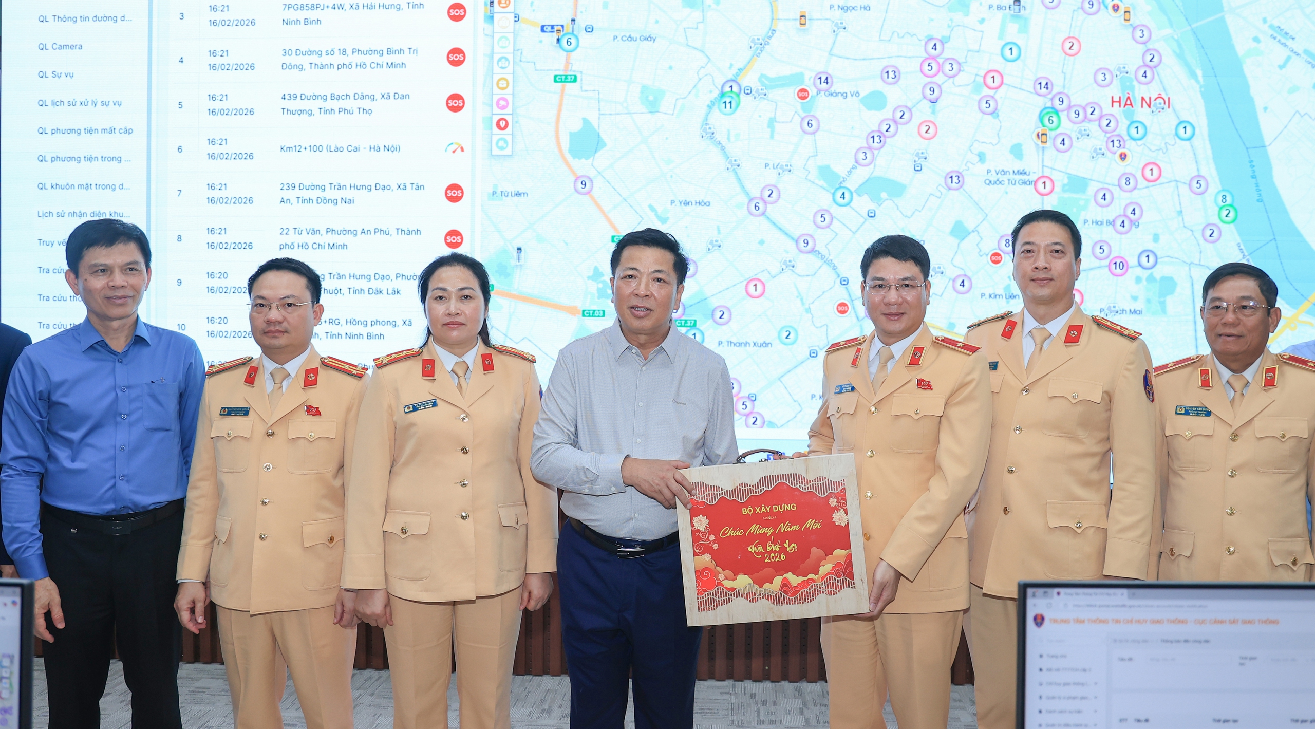 Bộ trưởng Trần Hồng Minh trao l&igrave; x&igrave;, gửi lời ch&uacute;c đầu xu&acirc;n tới h&agrave;nh kh&aacute;ch chiều 29 Tết- Ảnh 21.