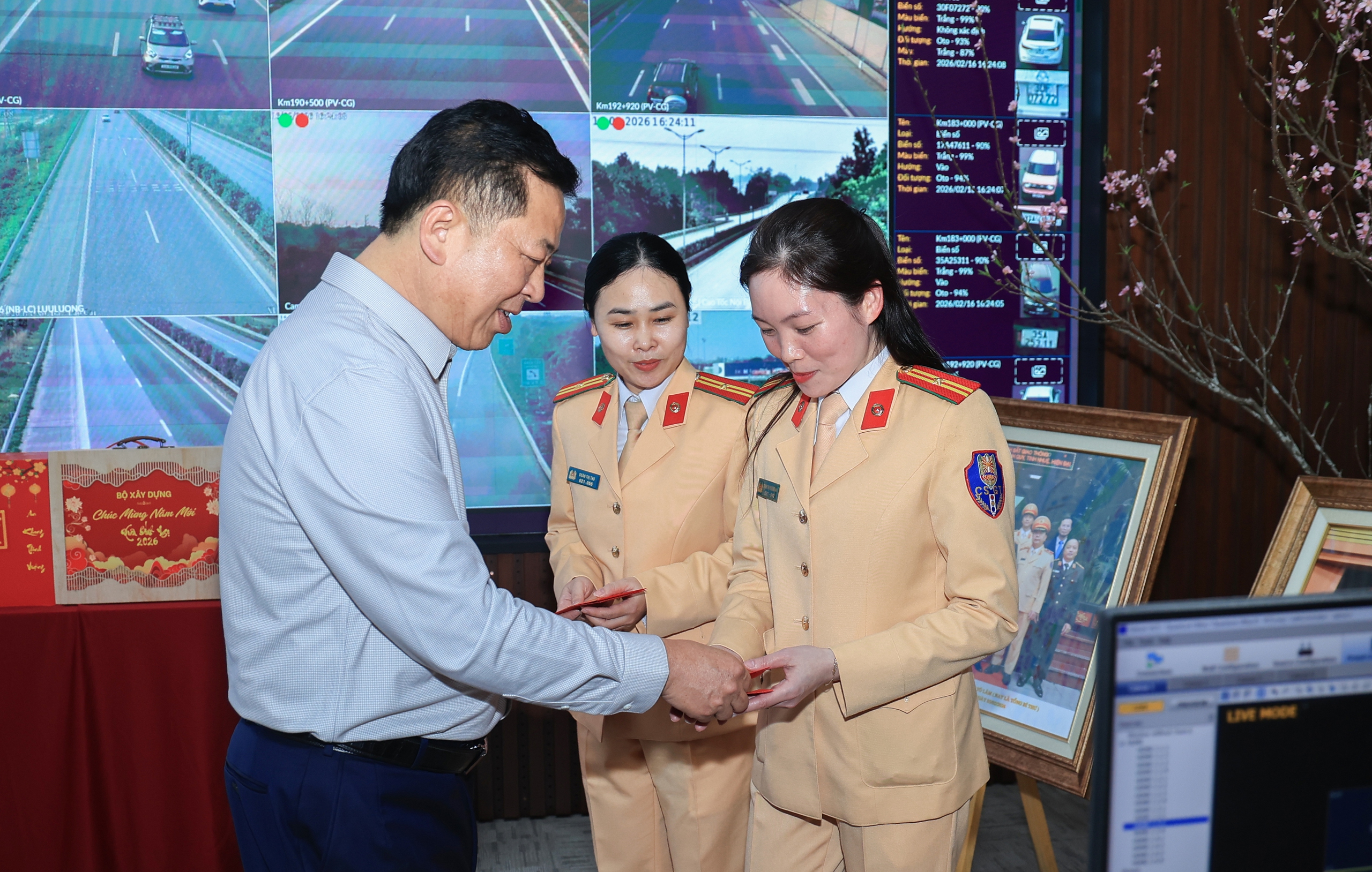 Bộ trưởng Trần Hồng Minh trao l&igrave; x&igrave;, gửi lời ch&uacute;c đầu xu&acirc;n tới h&agrave;nh kh&aacute;ch chiều 29 Tết- Ảnh 22.