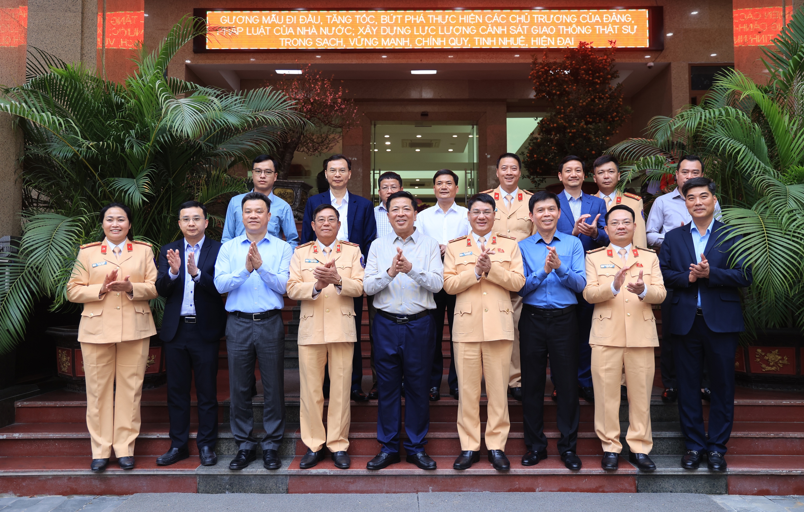 Bộ trưởng Trần Hồng Minh trao l&igrave; x&igrave;, gửi lời ch&uacute;c đầu xu&acirc;n tới h&agrave;nh kh&aacute;ch chiều 29 Tết- Ảnh 23.