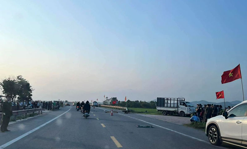 Hiện trường vụ tai nạn khiến người đ&agrave;n &ocirc;ng đi xe m&aacute;y tử vong tại chỗ.