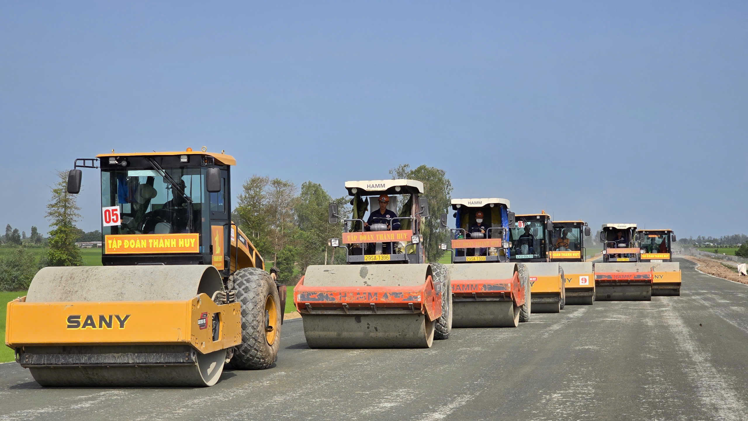 Hối hả thi c&ocirc;ng tr&ecirc;n c&ocirc;ng trường dự &aacute;n cao tốc Ch&acirc;u Đốc - Cần Thơ - S&oacute;c Trăng qua An Giang- Ảnh 3.