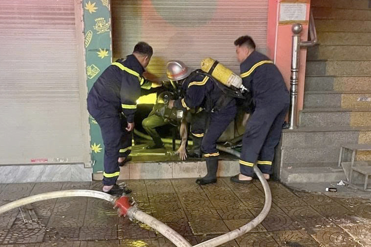 Hà Nội: Cảnh sát giải cứu nhiều người mắc kẹt trong vụ cháy nhà 5 tầng sáng 29 Tết- Ảnh 1. Hà Nội: Cảnh sát giải cứu nhiều người mắc kẹt trong vụ cháy nhà 5 tầng sáng 29 Tết- Ảnh 1.