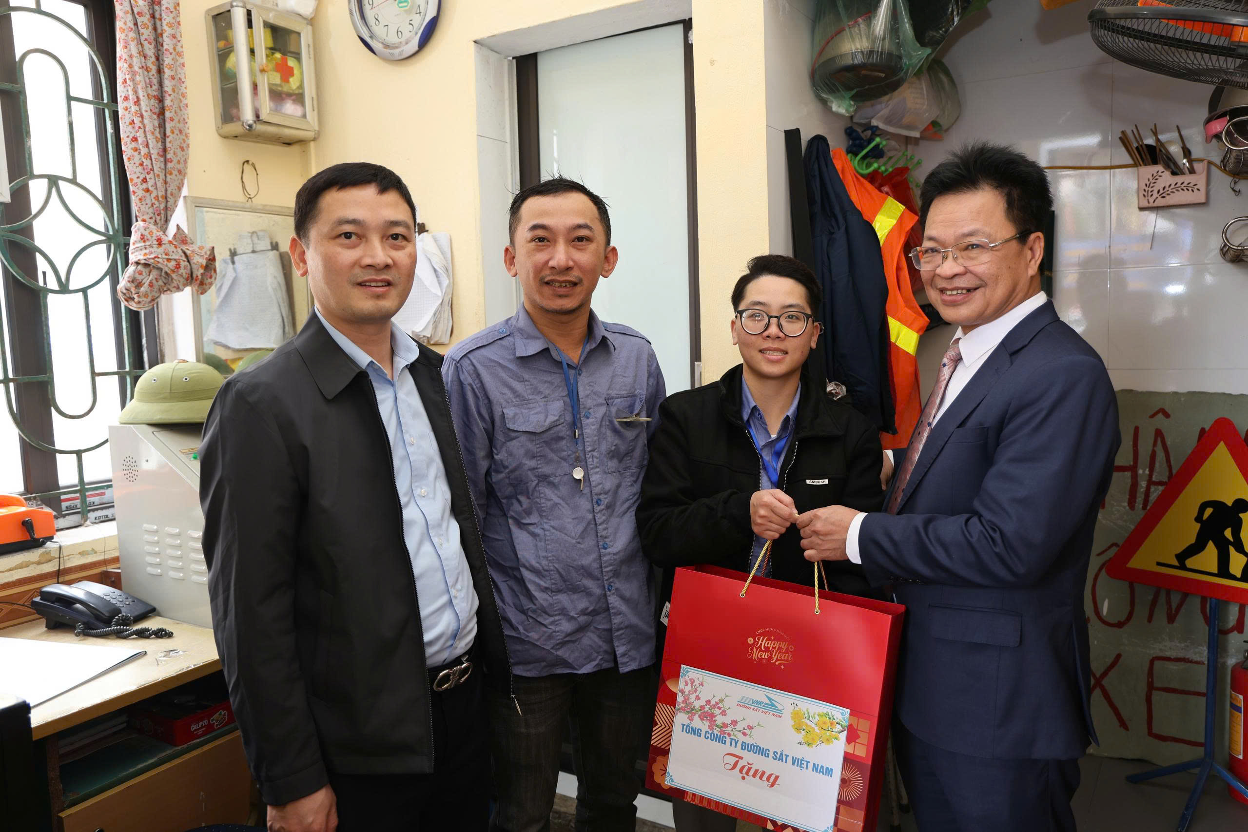 Ấm &aacute;p đ&ecirc;m Giao thừa: Đường sắt trao qu&agrave;, gửi gắm niềm tin tới người lao động trực Tết- Ảnh 2.