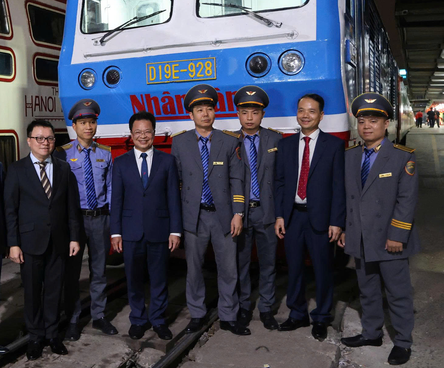 “Chuyến tàu Hạnh phúc” lăn bánh đêm Giao thừa, chở Tết về muôn nhà- Ảnh 4. “Chuyến tàu Hạnh phúc” lăn bánh đêm Giao thừa, chở Tết về muôn nhà- Ảnh 4.