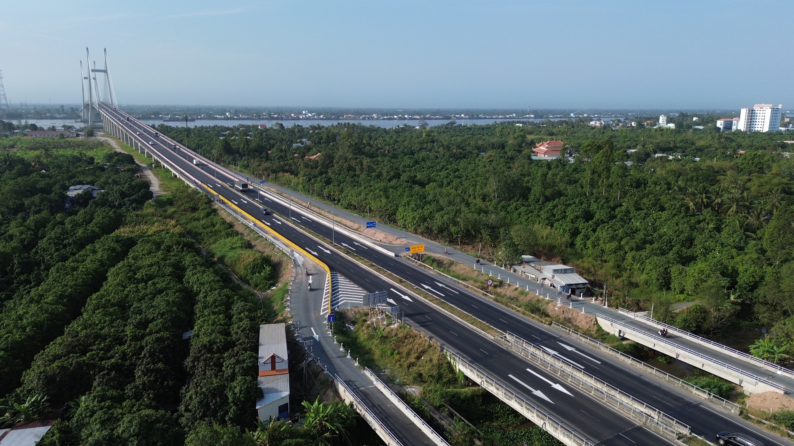 Trải nghiệm cao tốc CT02 nối Đồng Th&aacute;p - An Giang: Đường đẹp, c&ograve;n nỗi lo an to&agrave;n- Ảnh 1.