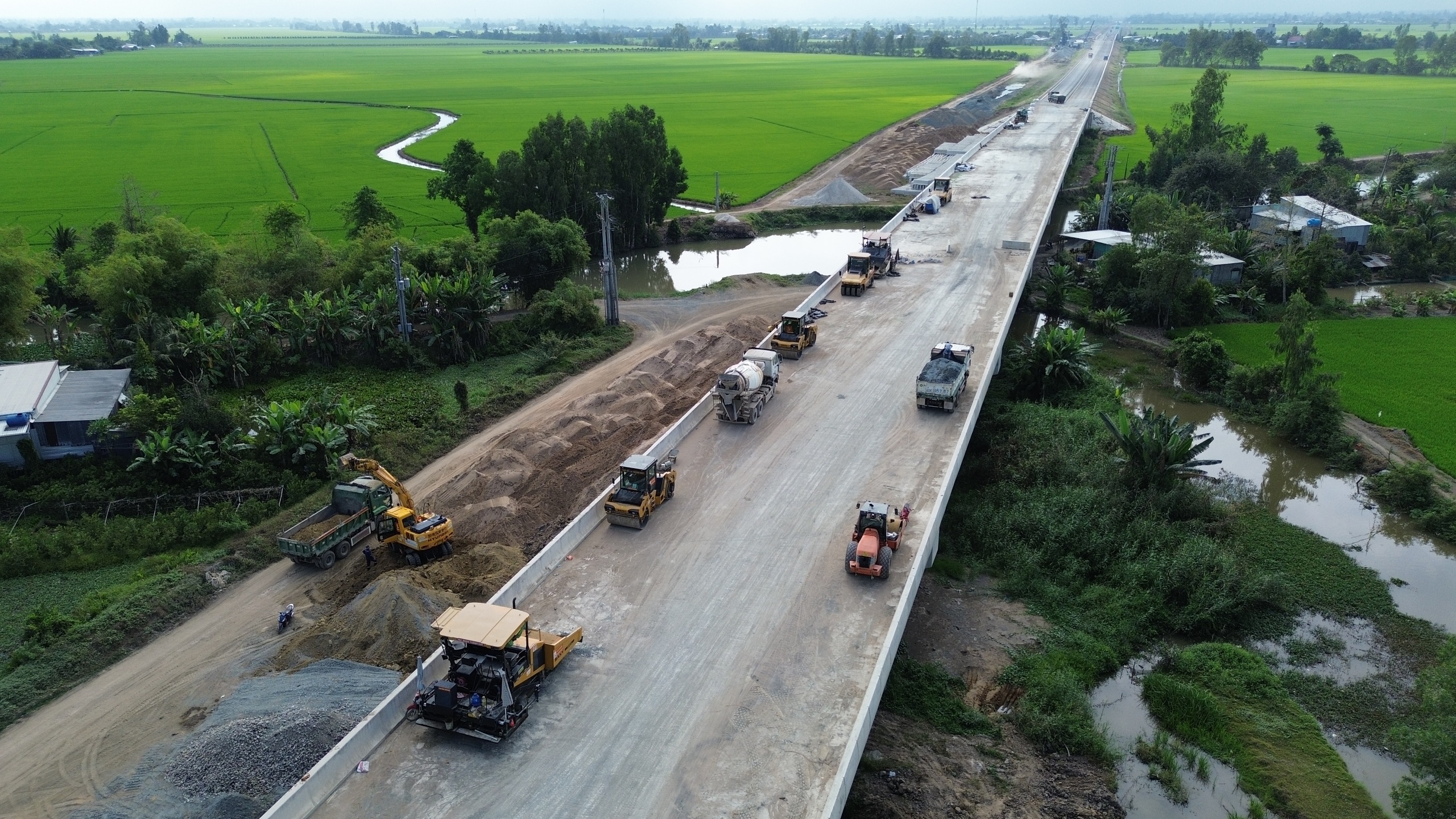 Hối hả thi c&ocirc;ng tr&ecirc;n c&ocirc;ng trường dự &aacute;n cao tốc Ch&acirc;u Đốc - Cần Thơ - S&oacute;c Trăng qua An Giang- Ảnh 1.