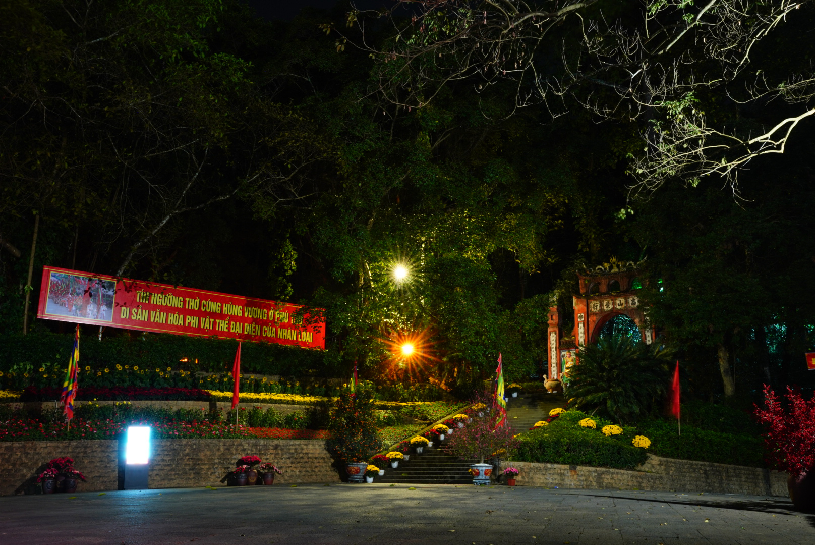 Kh&ocirc;ng kh&iacute; linh thi&ecirc;ng, tĩnh lặng đ&ecirc;m Giao thừa tại Đền H&ugrave;ng- Ảnh 2.