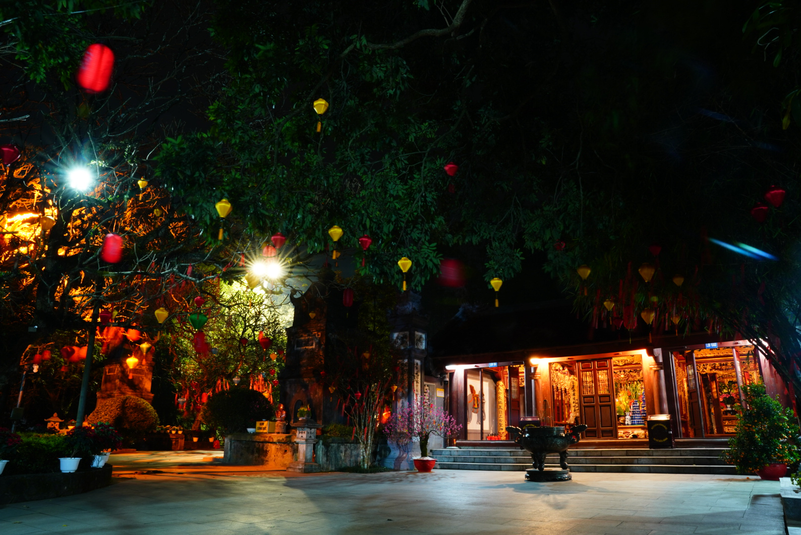 Kh&ocirc;ng kh&iacute; linh thi&ecirc;ng, tĩnh lặng đ&ecirc;m Giao thừa tại Đền H&ugrave;ng- Ảnh 6.