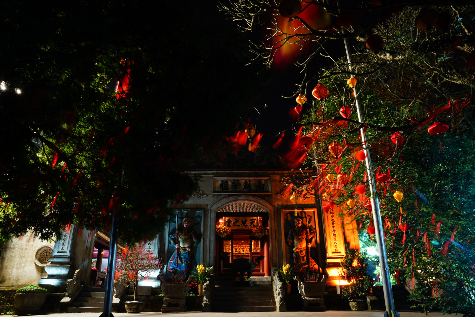 Kh&ocirc;ng kh&iacute; linh thi&ecirc;ng, tĩnh lặng đ&ecirc;m Giao thừa tại Đền H&ugrave;ng- Ảnh 5.