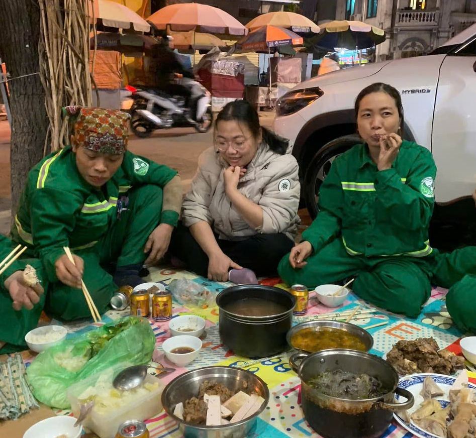 Tâm sự của nữ lao công hơn 27 năm đón Giao thừa ngoài đường- Ảnh 3. Tâm sự của nữ lao công hơn 27 năm đón Giao thừa ngoài đường- Ảnh 3.