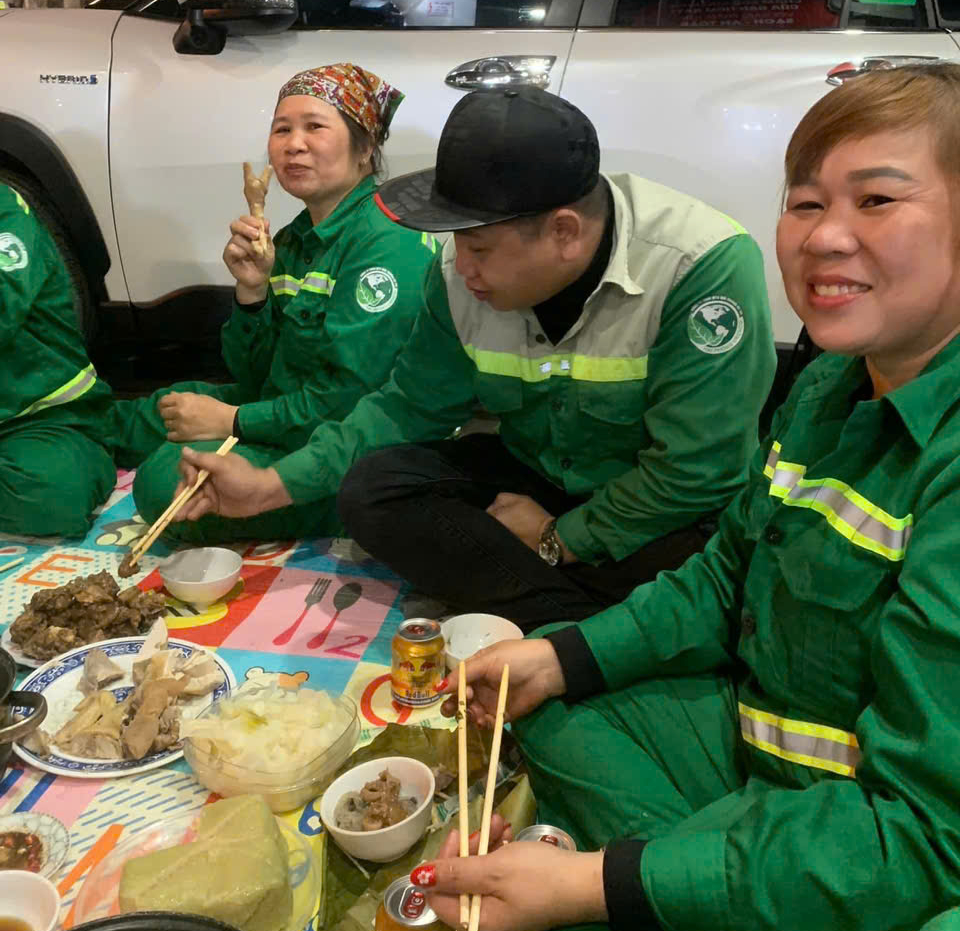 Tâm sự của nữ lao công hơn 27 năm đón Giao thừa ngoài đường- Ảnh 4. Tâm sự của nữ lao công hơn 27 năm đón Giao thừa ngoài đường- Ảnh 4.