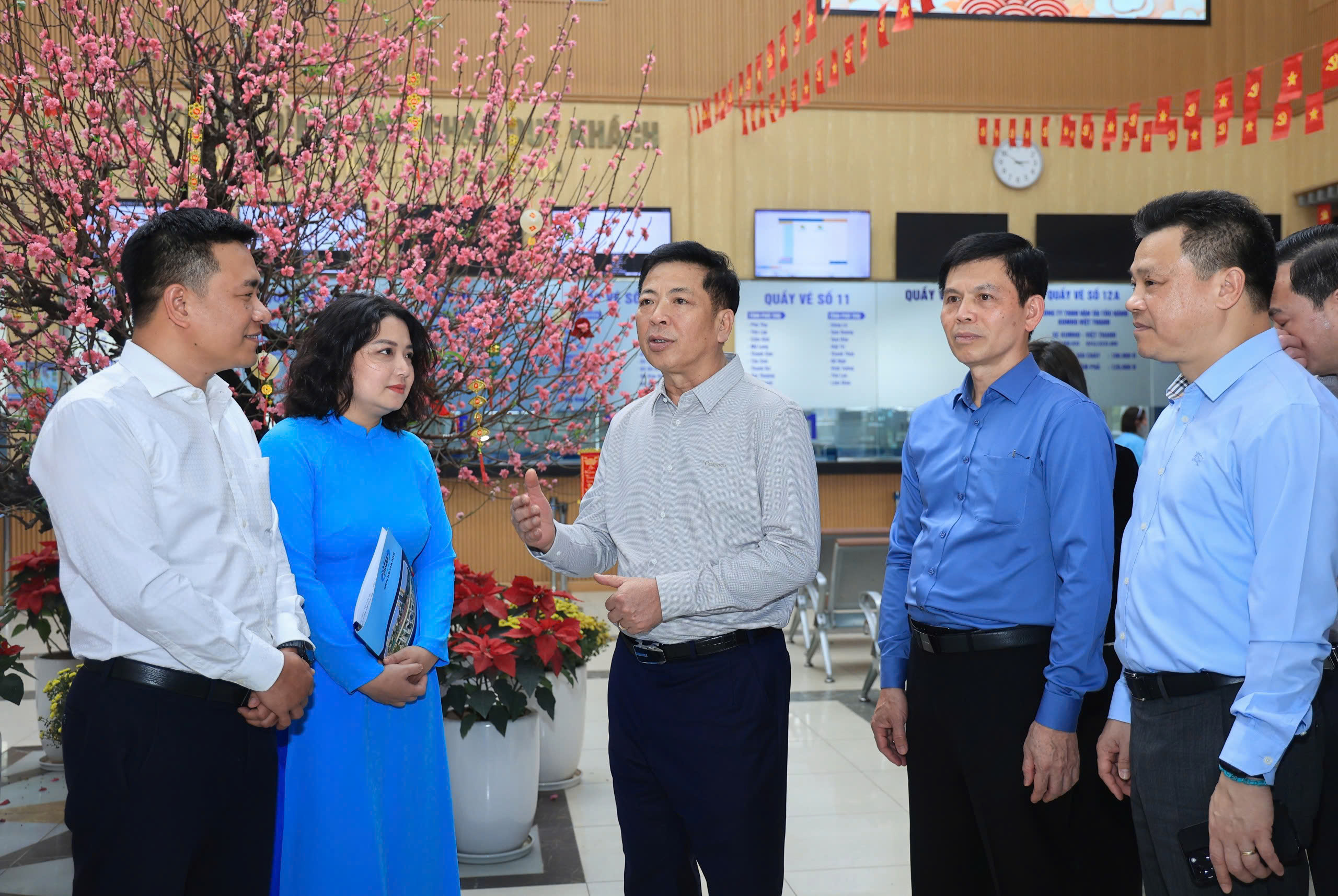 Bộ trưởng Trần Hồng Minh: Phục vụ người dân đi lại an toàn, thuận tiện nhất dịp Tết- Ảnh 3. Bộ trưởng Trần Hồng Minh: Phục vụ người dân đi lại an toàn, thuận tiện nhất dịp Tết- Ảnh 3.