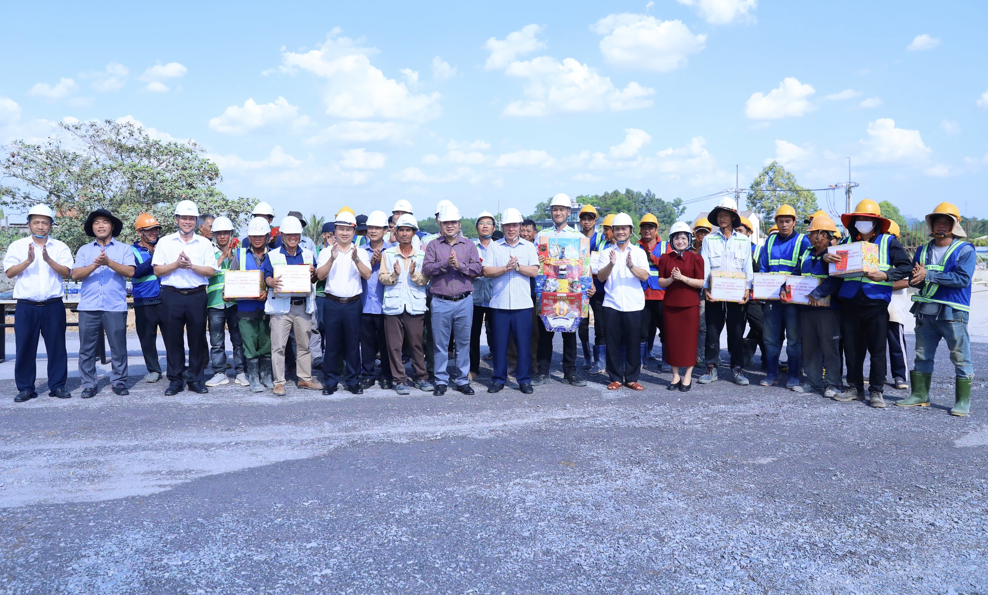 C&ocirc;ng nh&acirc;n cao tốc Bi&ecirc;n H&ograve;a - Vũng T&agrave;u được "tiếp sức", giữ nhịp thi c&ocirc;ng xuy&ecirc;n Tết- Ảnh 3.