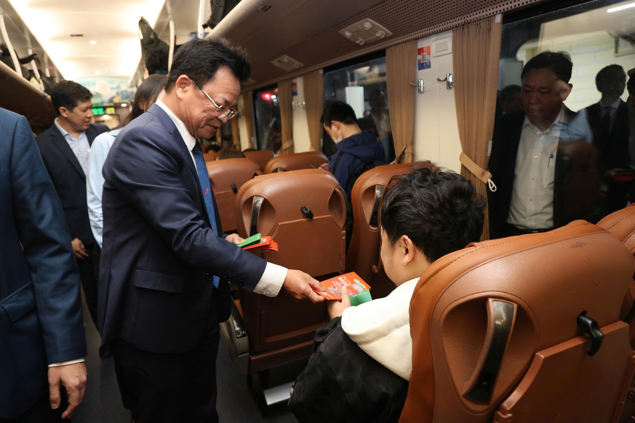 “Chuyến tàu Hạnh phúc” lăn bánh đêm Giao thừa, chở Tết về muôn nhà- Ảnh 2. “Chuyến tàu Hạnh phúc” lăn bánh đêm Giao thừa, chở Tết về muôn nhà- Ảnh 2.