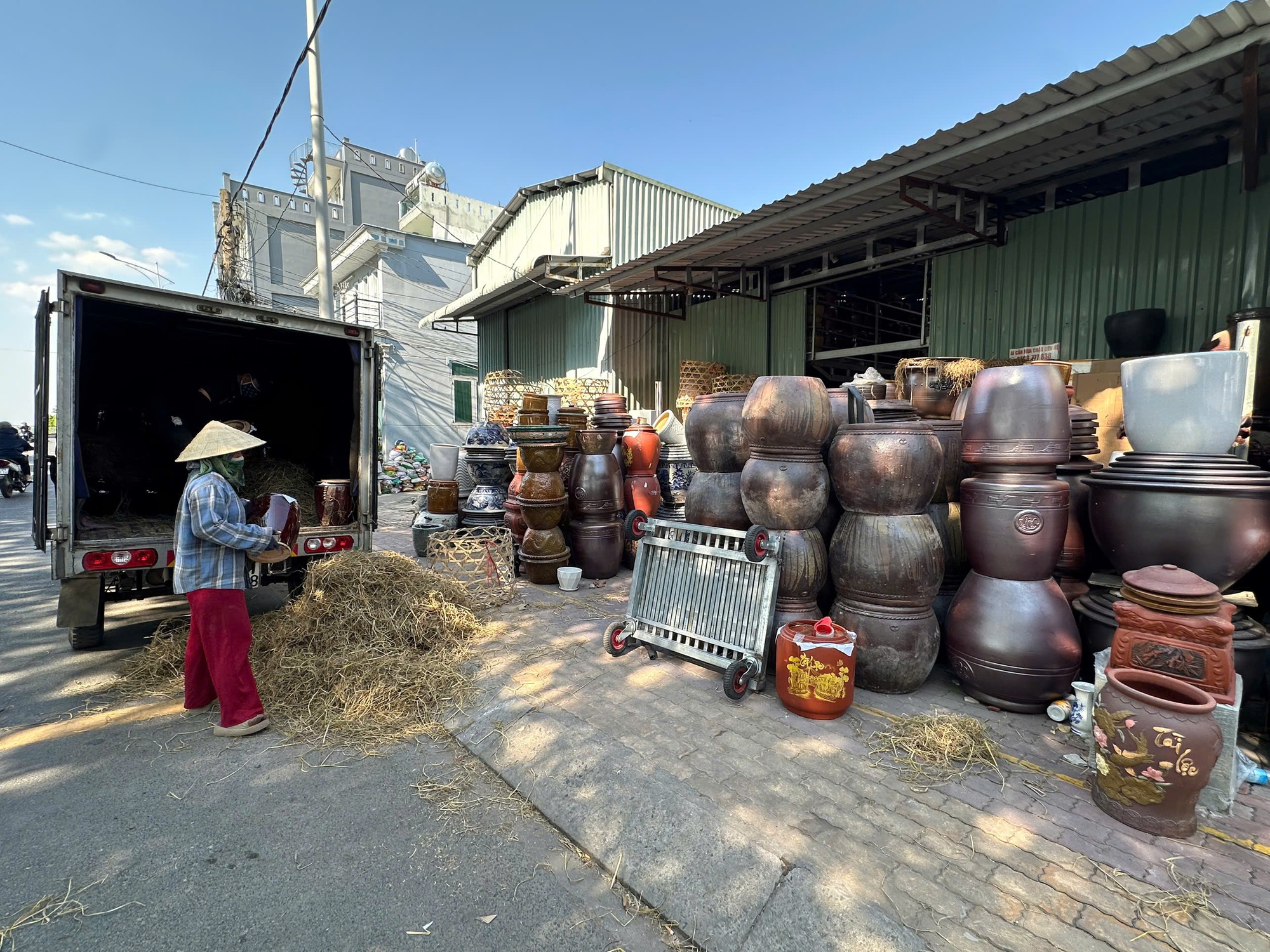 TP.HCM: Vựa gốm tấp nập, nghệ nh&acirc;n lặng lẽ giữ hồn nghề ở l&agrave;ng L&aacute;i Thi&ecirc;u- Ảnh 1.