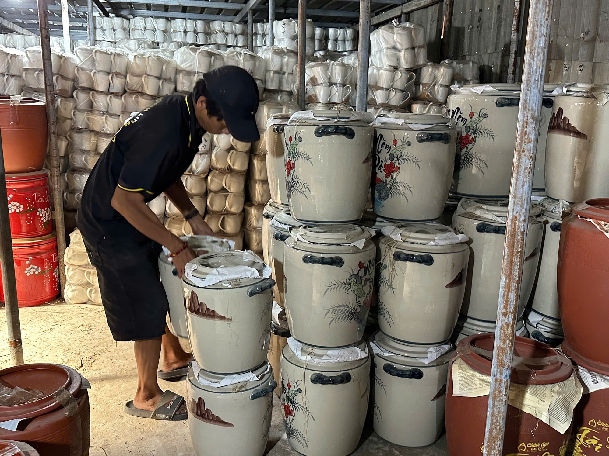 TP.HCM: Vựa gốm tấp nập, nghệ nh&acirc;n lặng lẽ giữ hồn nghề ở l&agrave;ng L&aacute;i Thi&ecirc;u- Ảnh 4.