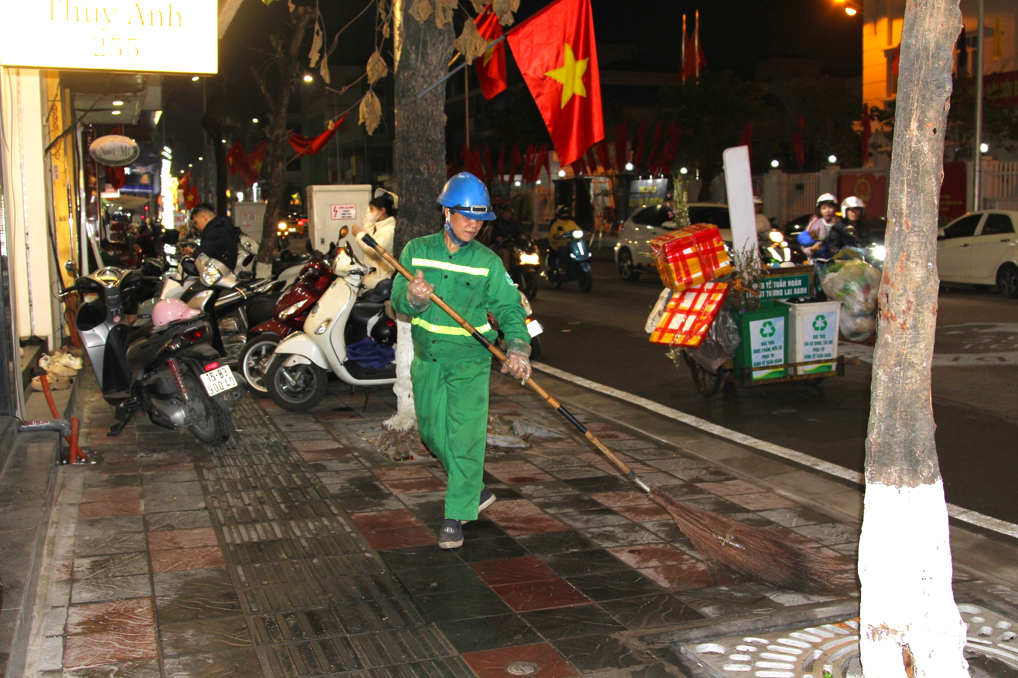 Tâm sự của nữ lao công hơn 27 năm đón Giao thừa ngoài đường- Ảnh 1. Tâm sự của nữ lao công hơn 27 năm đón Giao thừa ngoài đường- Ảnh 1.