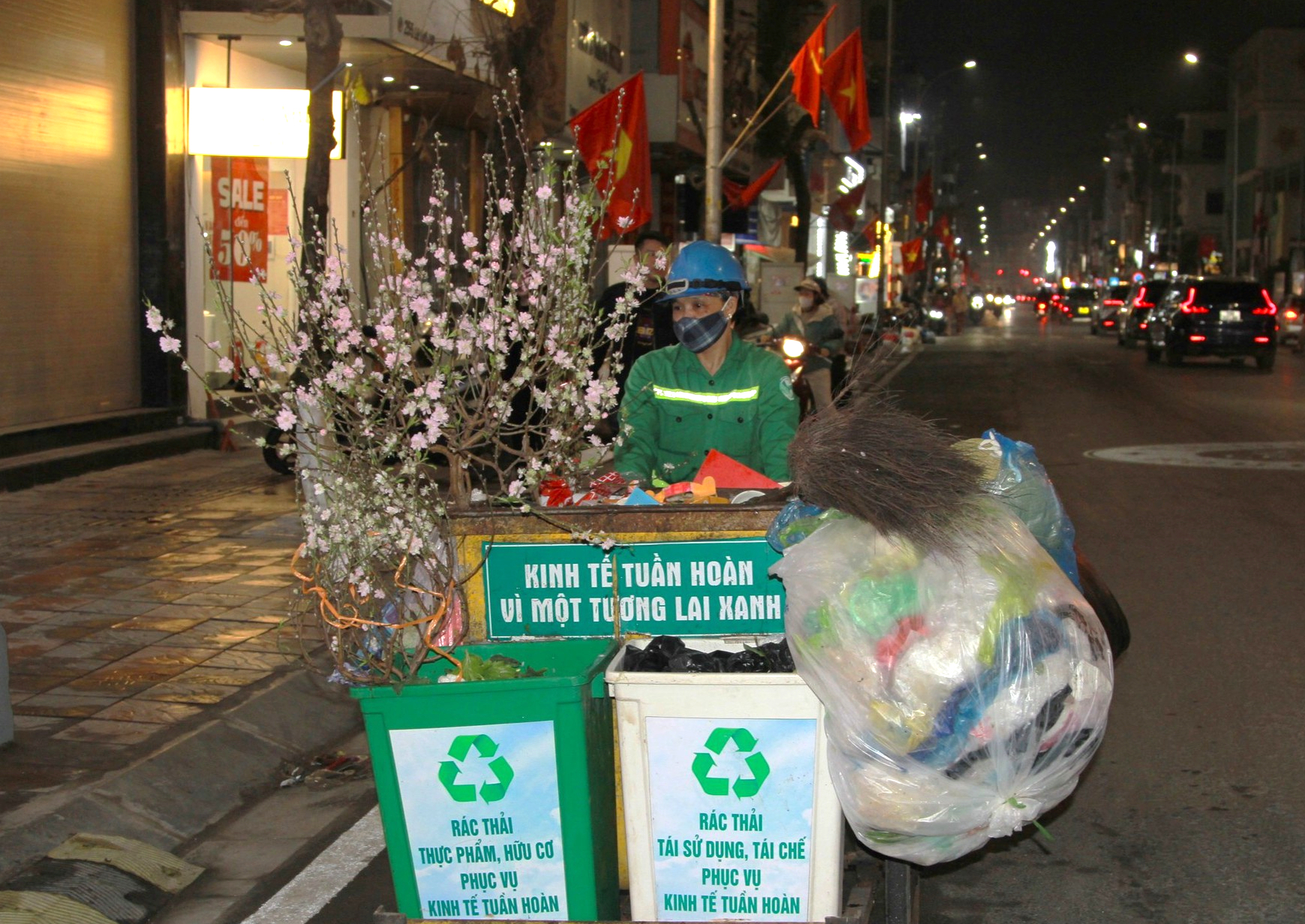 Tâm sự của nữ lao công hơn 27 năm đón Giao thừa ngoài đường- Ảnh 2. Tâm sự của nữ lao công hơn 27 năm đón Giao thừa ngoài đường- Ảnh 2.