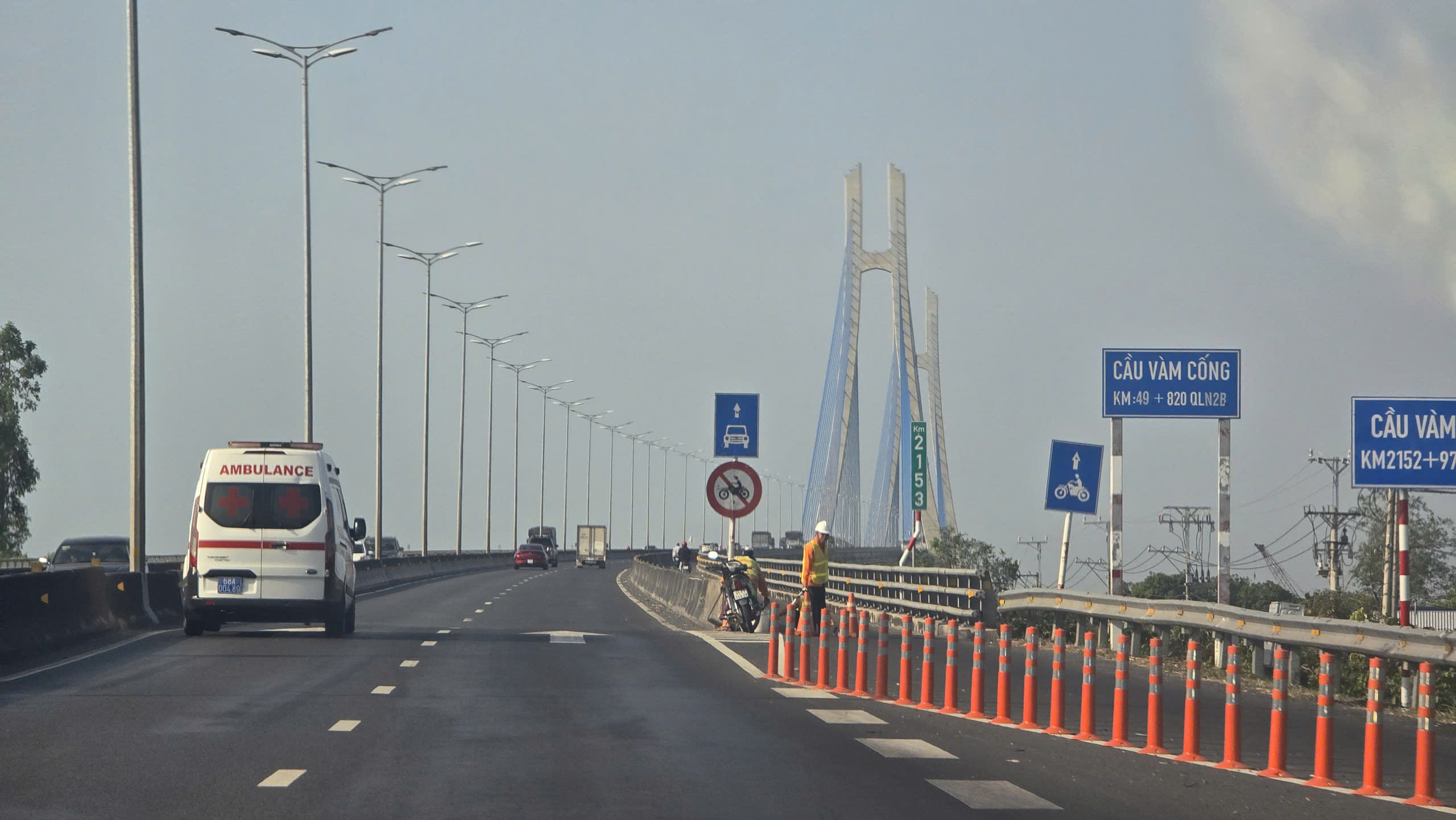 Trải nghiệm cao tốc CT02 nối Đồng Th&aacute;p - An Giang: Đường đẹp, c&ograve;n nỗi lo an to&agrave;n- Ảnh 7.