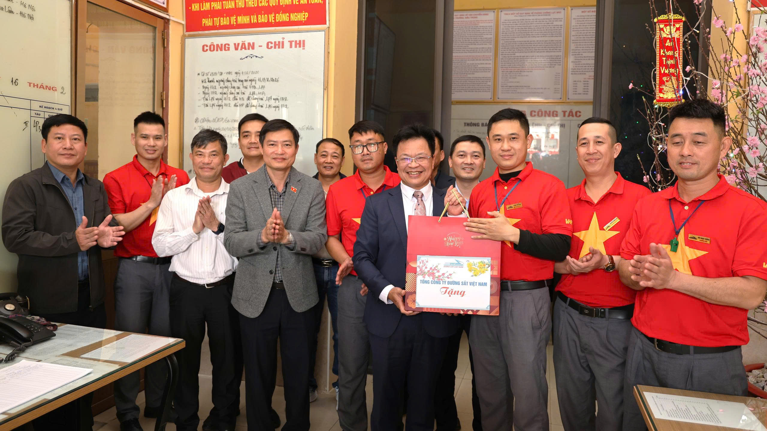 Ấm &aacute;p đ&ecirc;m Giao thừa: Đường sắt trao qu&agrave;, gửi gắm niềm tin tới người lao động trực Tết- Ảnh 1.