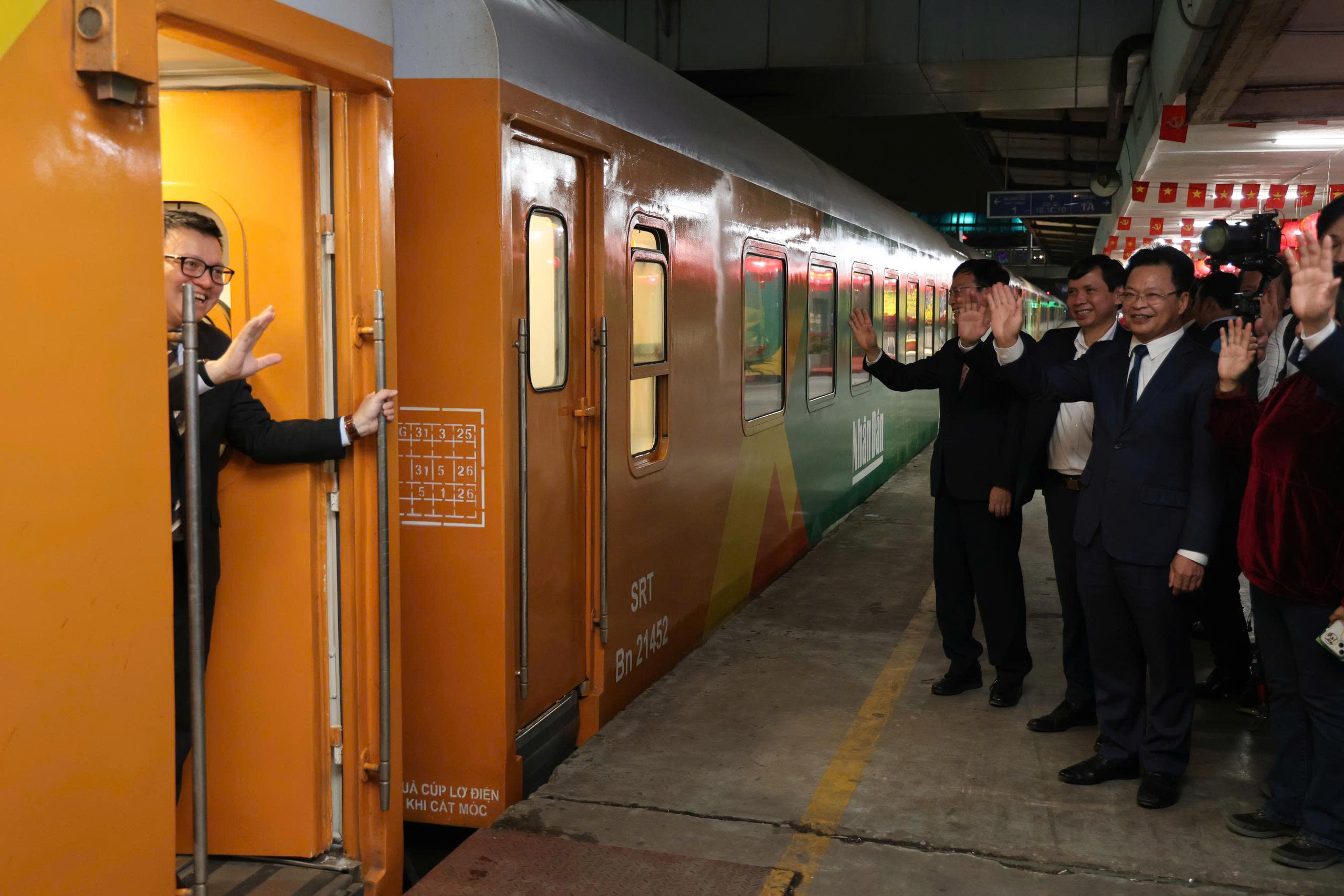 “Chuyến tàu Hạnh phúc” lăn bánh đêm Giao thừa, chở Tết về muôn nhà- Ảnh 5. “Chuyến tàu Hạnh phúc” lăn bánh đêm Giao thừa, chở Tết về muôn nhà- Ảnh 5.