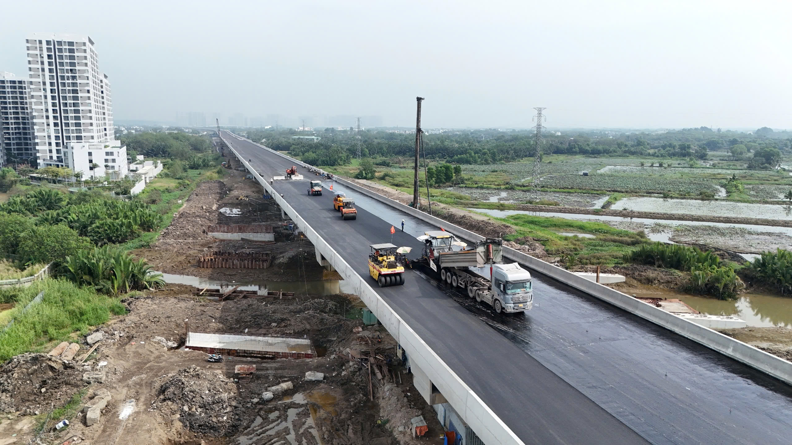 Cận Tết, c&ocirc;ng nh&acirc;n b&aacute;m trụ, thi c&ocirc;ng đường V&agrave;nh đai 3 TP.HCM- Ảnh 1.