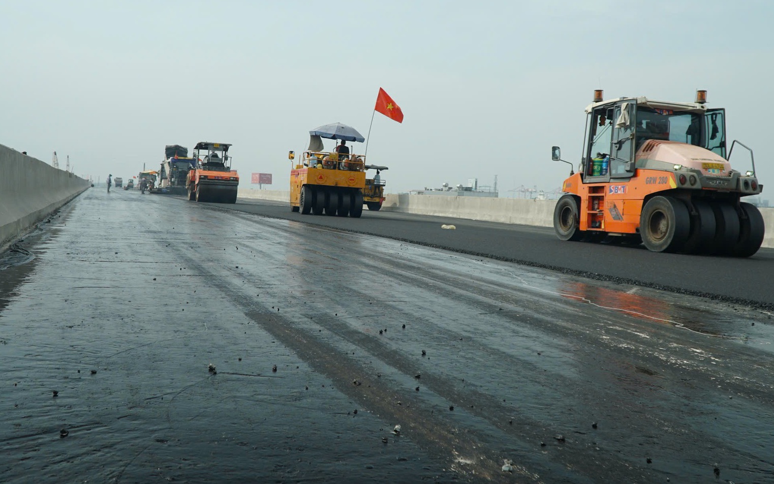 Cận Tết, c&ocirc;ng nh&acirc;n b&aacute;m trụ, thi c&ocirc;ng đường V&agrave;nh đai 3 TP.HCM