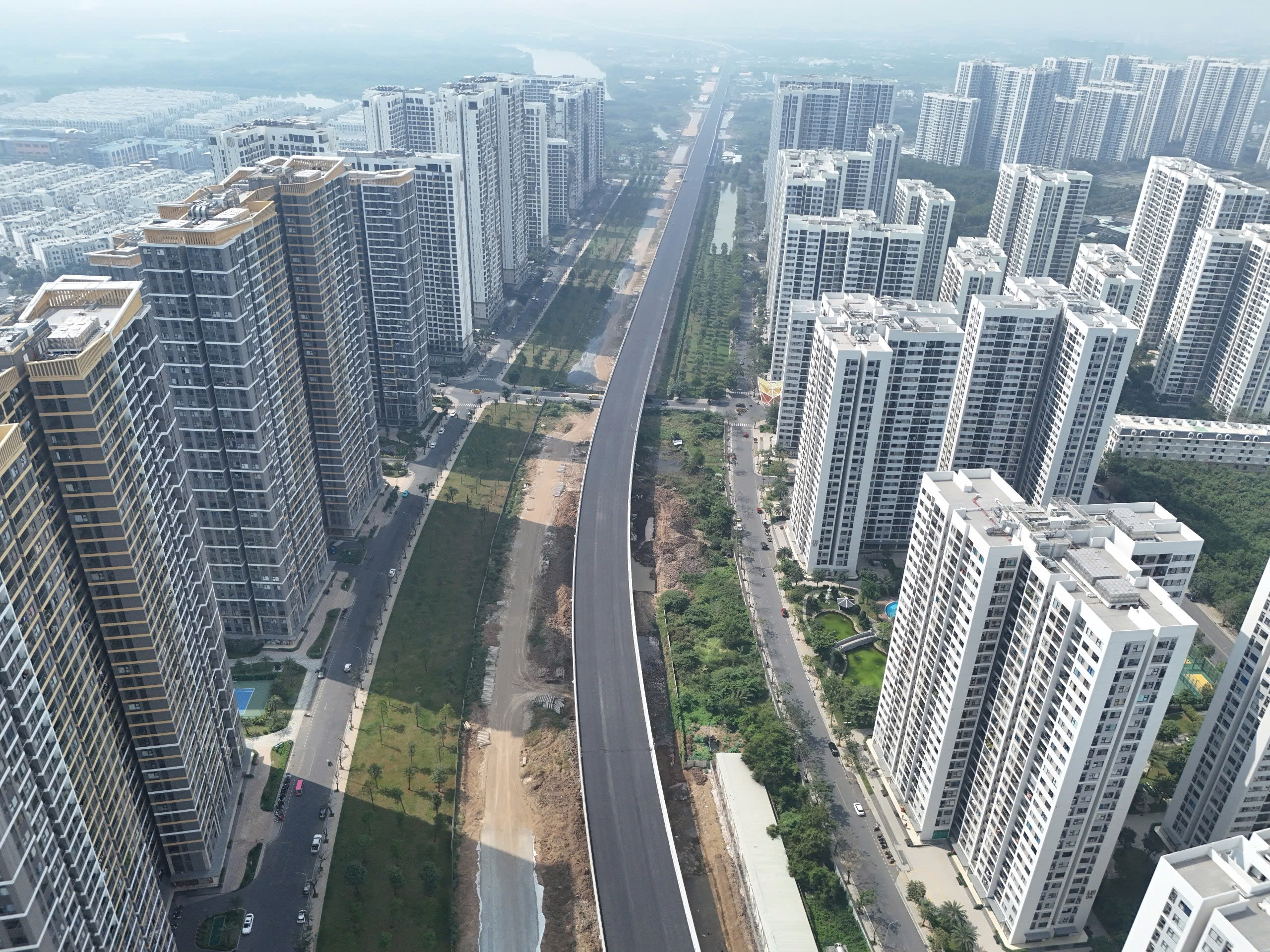 Cận Tết, c&ocirc;ng nh&acirc;n b&aacute;m trụ, thi c&ocirc;ng đường V&agrave;nh đai 3 TP.HCM- Ảnh 3.