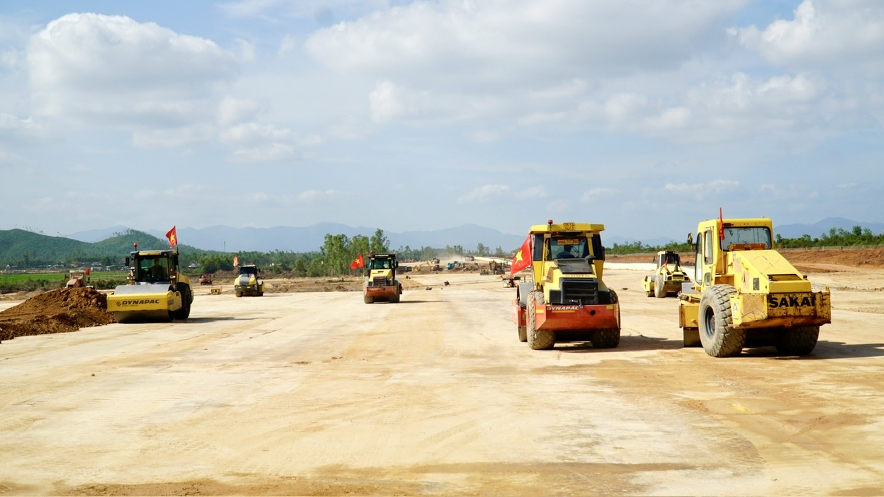 Tết tr&ecirc;n c&ocirc;ng trường đường cất, hạ c&aacute;nh số 2, Cảng h&agrave;ng kh&ocirc;ng Ph&ugrave; C&aacute;t- Ảnh 5.