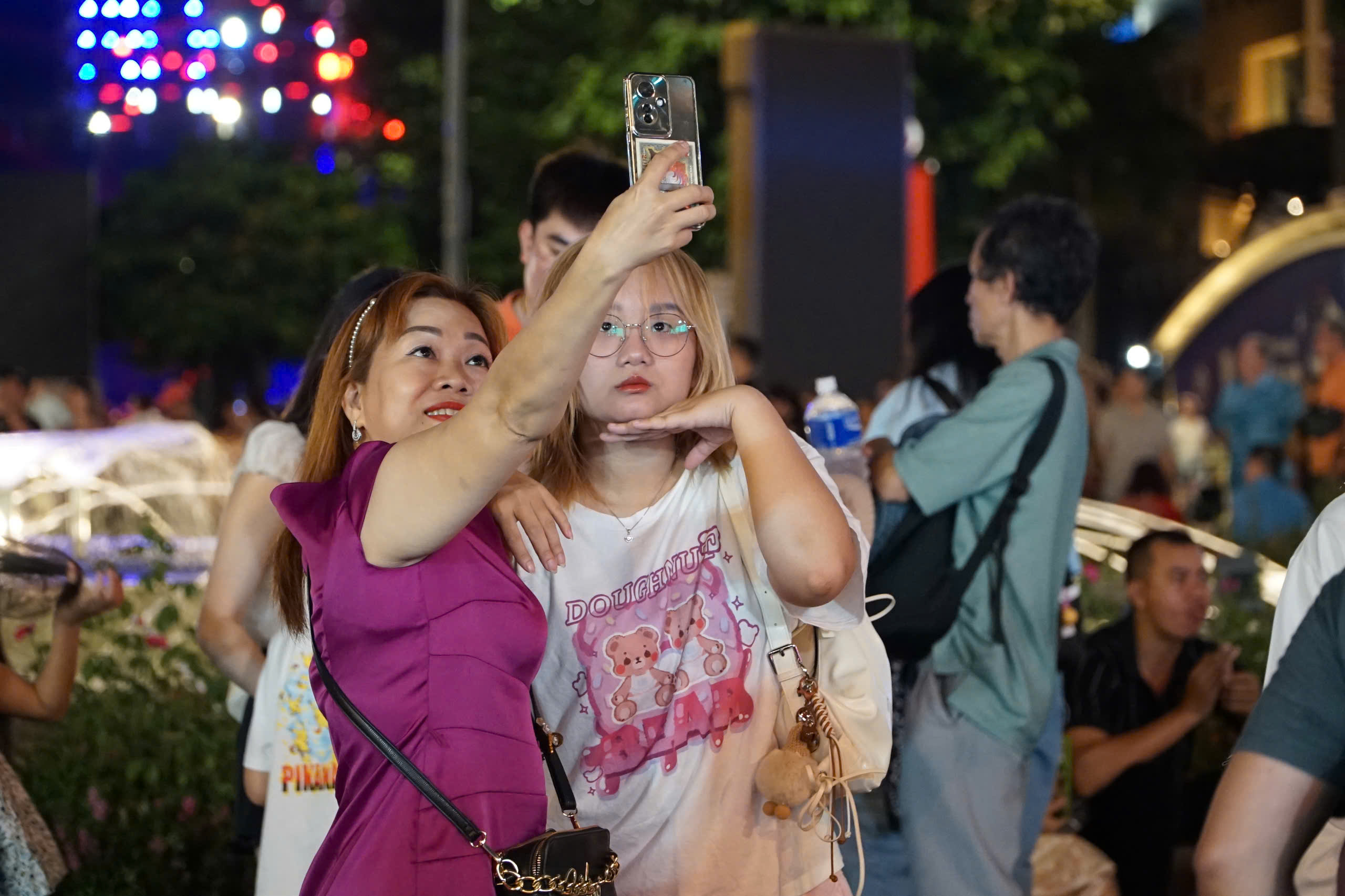 M&atilde;n nh&atilde;n ph&aacute;o hoa ch&agrave;o năm mới B&iacute;nh Ngọ 2026 tại TP.HCM v&agrave; c&aacute;c tỉnh ph&iacute;a Nam- Ảnh 4.