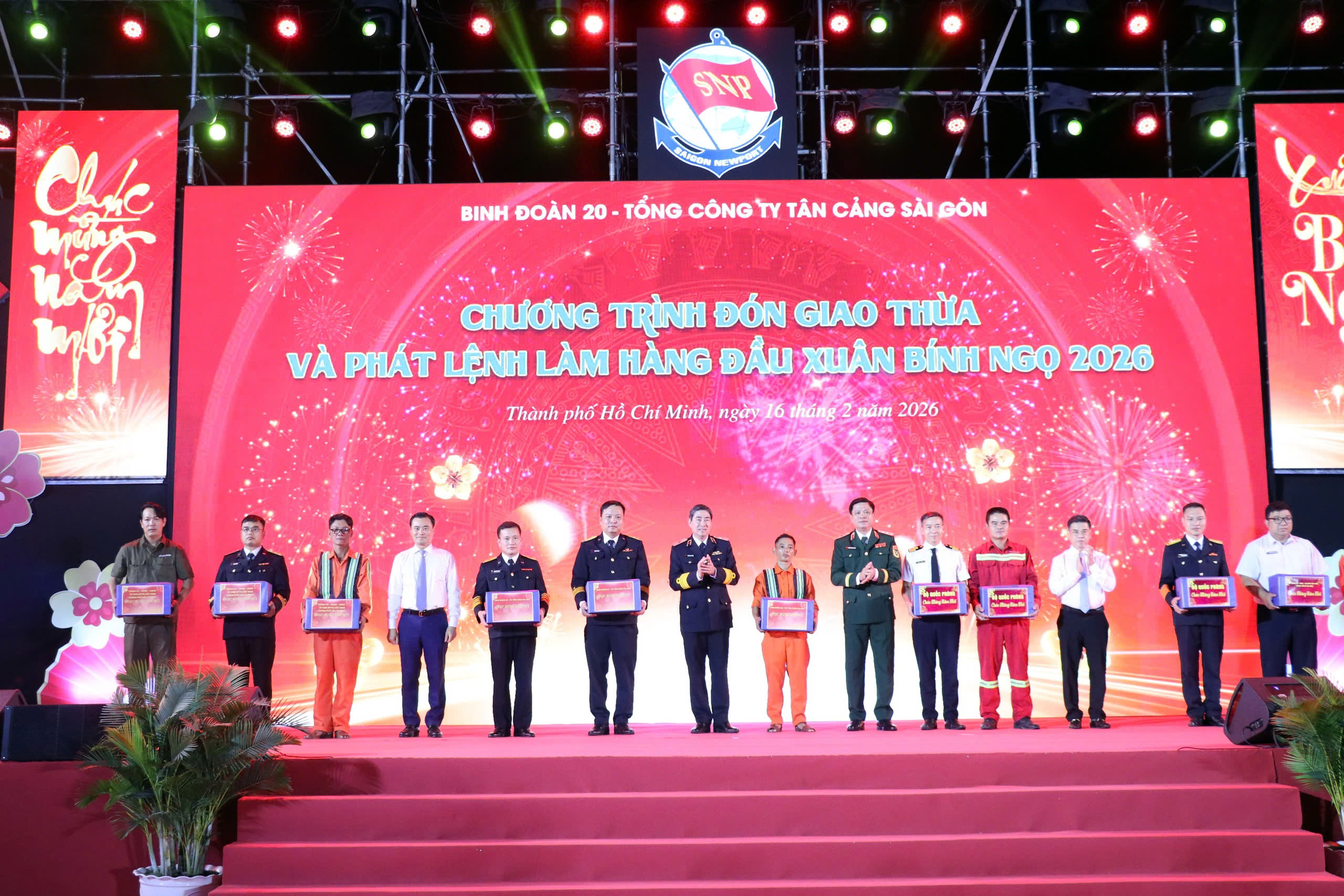 Đ&ecirc;m giao thừa, T&acirc;n Cảng C&aacute;t L&aacute;i đ&oacute;n 7 chuyến t&agrave;u xếp dỡ gần 11.200 TEU h&agrave;ng h&oacute;a- Ảnh 4.