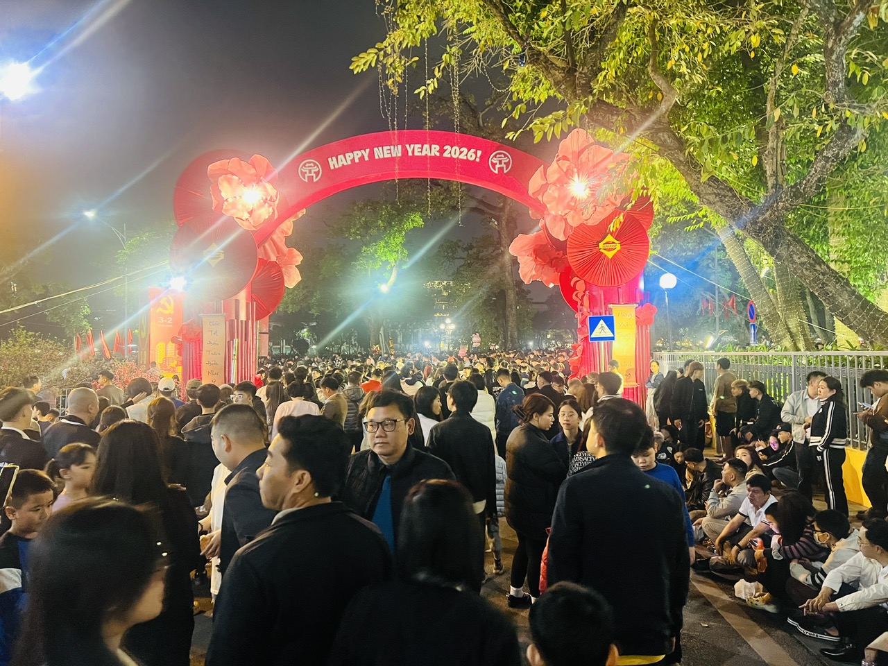 Người dân Thủ đô háo hức đón Giao thừa Bính Ngọ 2026- Ảnh 1. Người dân Thủ đô háo hức đón Giao thừa Bính Ngọ 2026- Ảnh 1.