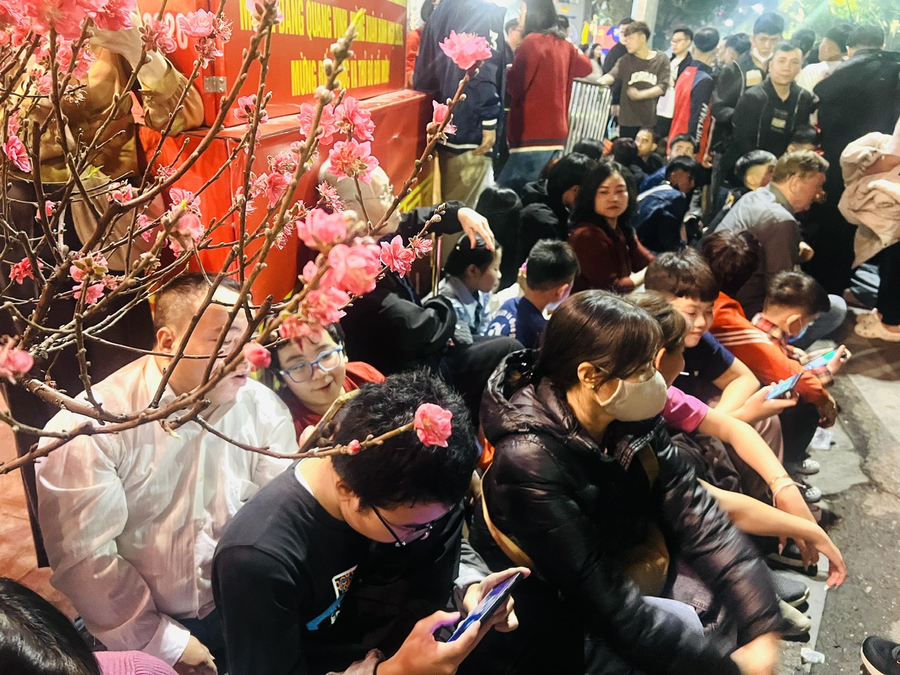 Người dân Thủ đô háo hức đón Giao thừa Bính Ngọ 2026- Ảnh 3. Người dân Thủ đô háo hức đón Giao thừa Bính Ngọ 2026- Ảnh 3.