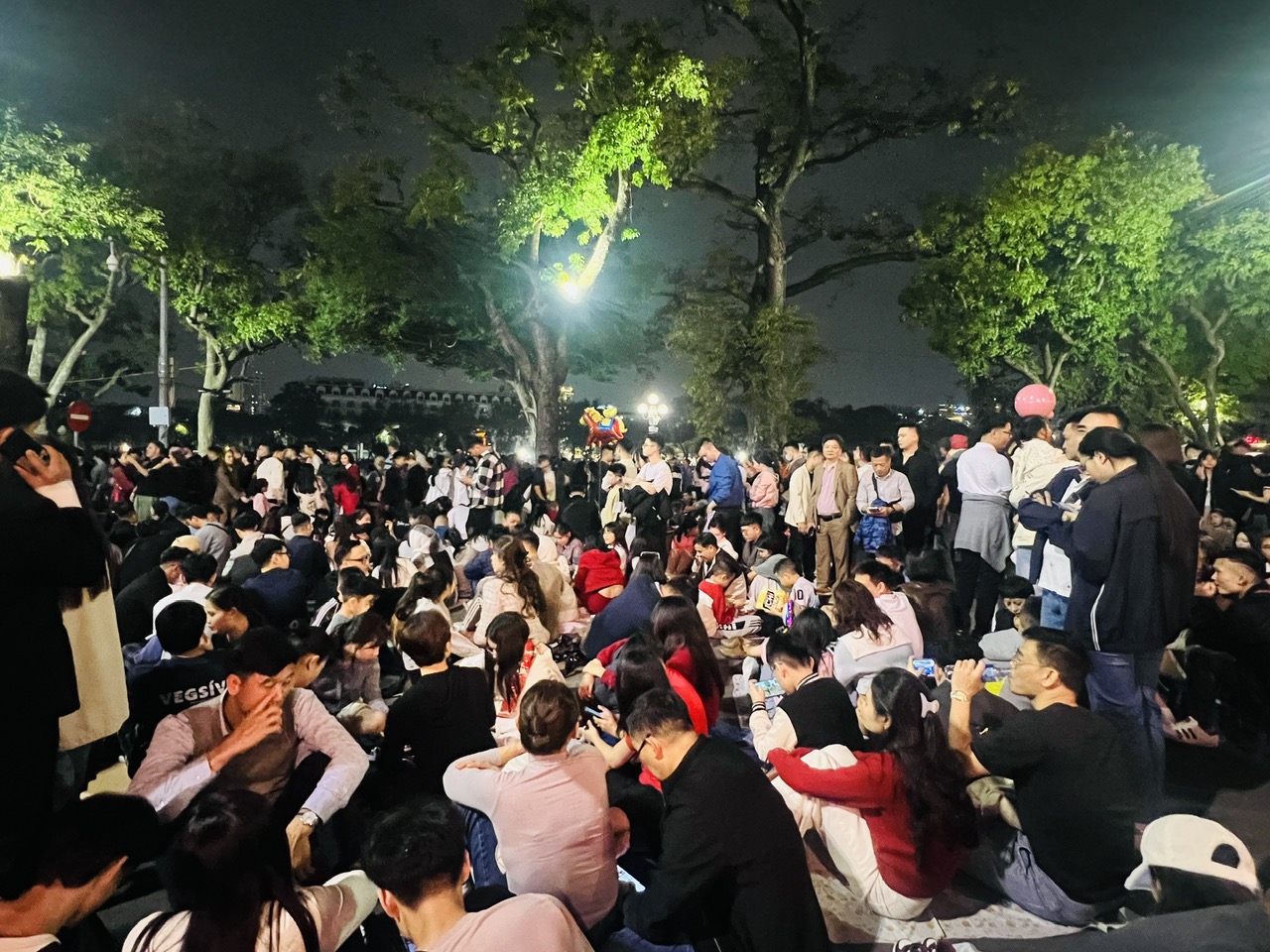 Người dân Thủ đô háo hức đón Giao thừa Bính Ngọ 2026- Ảnh 2. Người dân Thủ đô háo hức đón Giao thừa Bính Ngọ 2026- Ảnh 2.