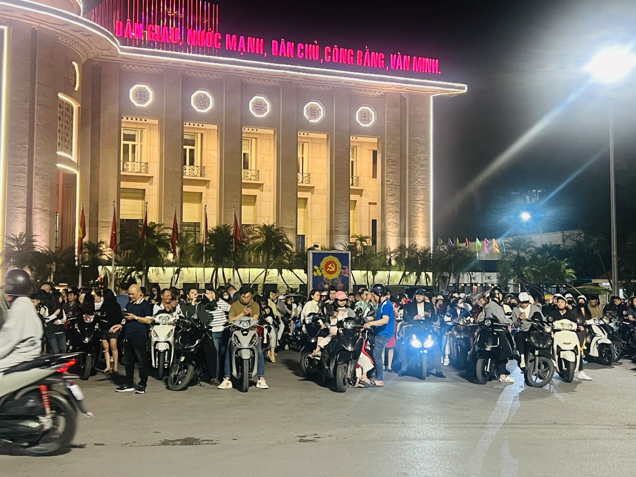 Người dân Thủ đô háo hức đón Giao thừa Bính Ngọ 2026- Ảnh 5. Người dân Thủ đô háo hức đón Giao thừa Bính Ngọ 2026- Ảnh 5.