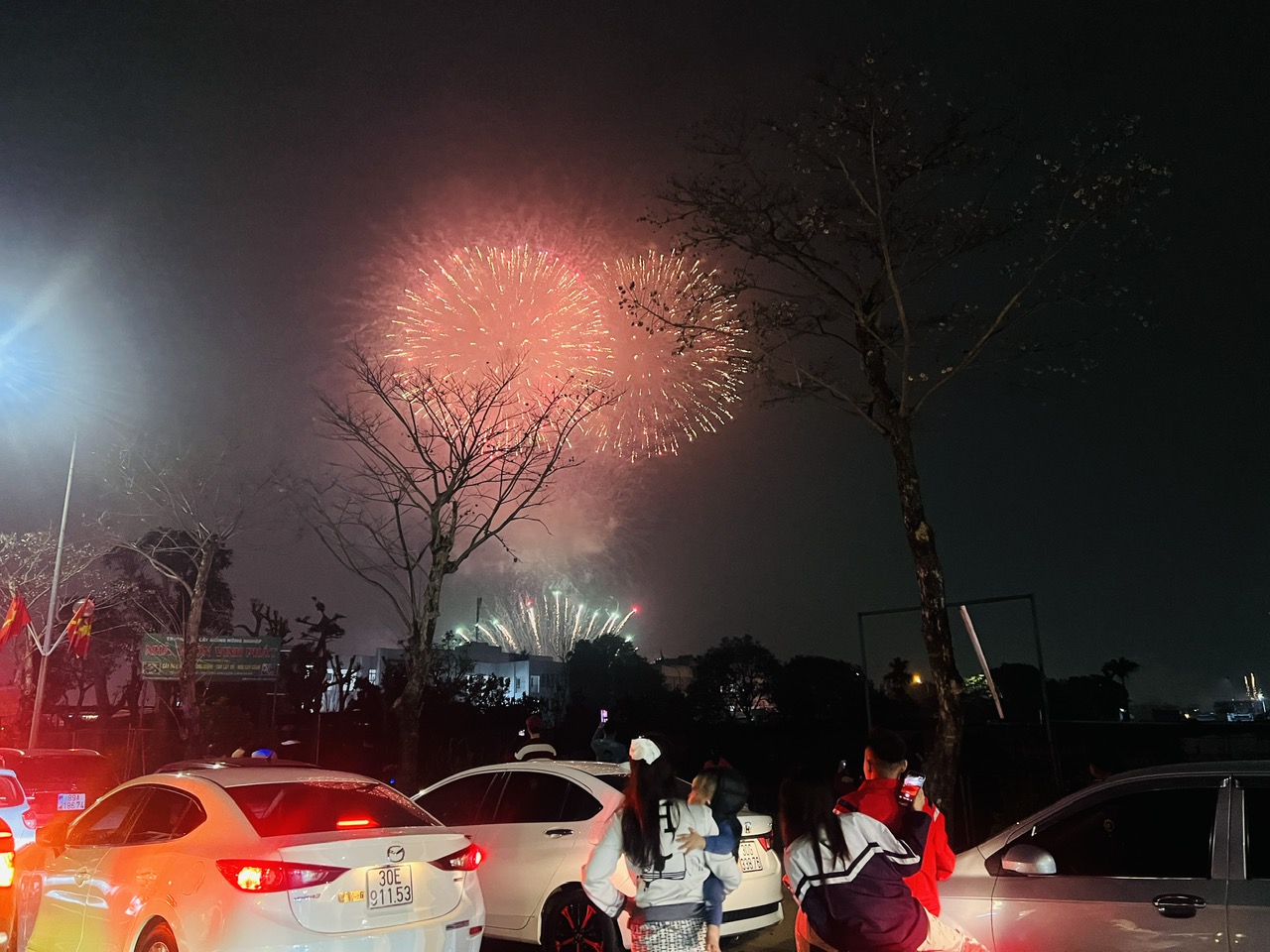 Người dân Thủ đô háo hức đón Giao thừa Bính Ngọ 2026- Ảnh 13. Người dân Thủ đô háo hức đón Giao thừa Bính Ngọ 2026- Ảnh 13.