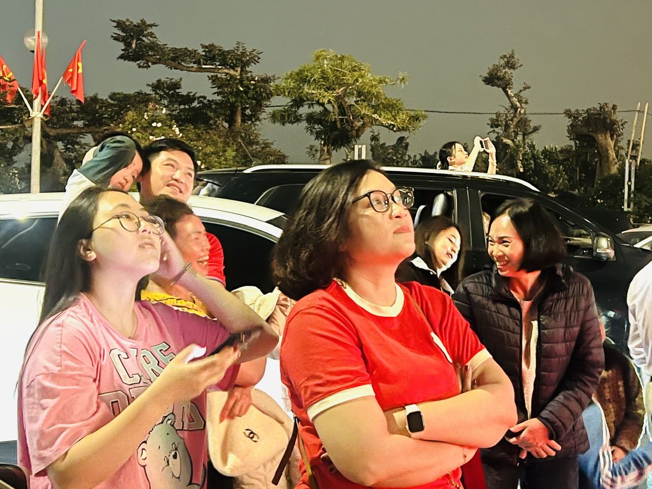 Người dân Thủ đô háo hức đón Giao thừa Bính Ngọ 2026- Ảnh 12. Người dân Thủ đô háo hức đón Giao thừa Bính Ngọ 2026- Ảnh 12.