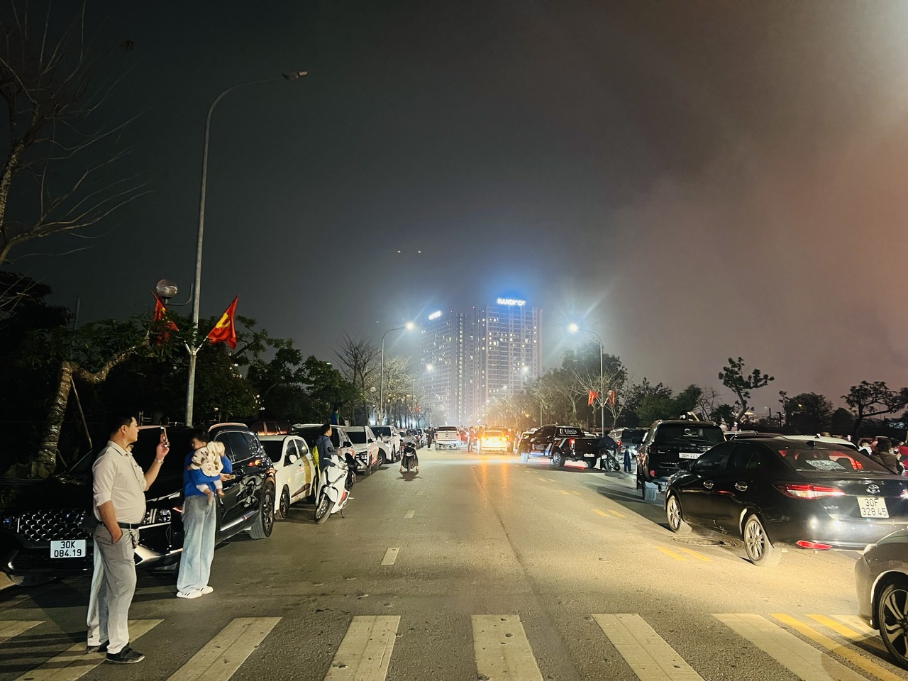 Người dân Thủ đô háo hức đón Giao thừa Bính Ngọ 2026- Ảnh 15. Người dân Thủ đô háo hức đón Giao thừa Bính Ngọ 2026- Ảnh 15.